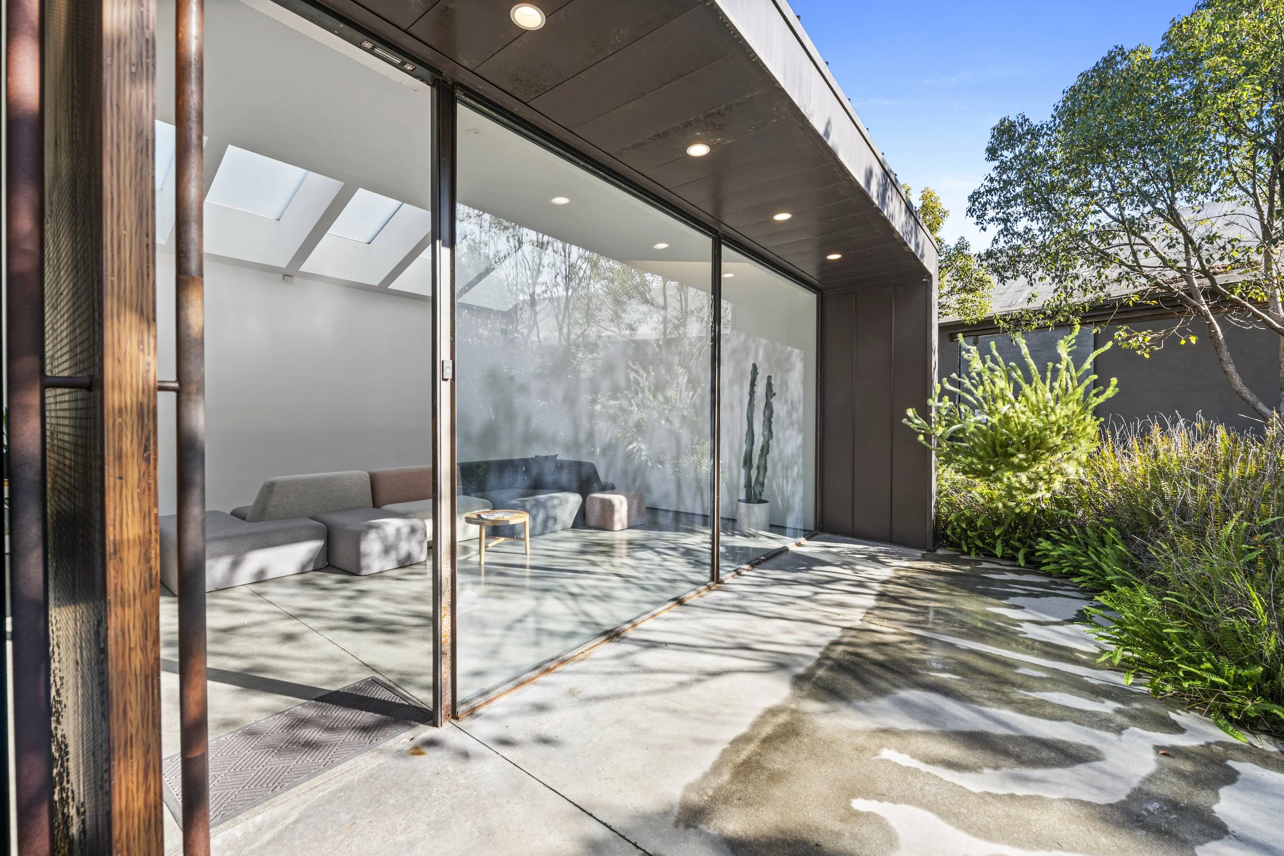 FOR LEASE
2611 Exposition Blvd
Creative Office / Campus