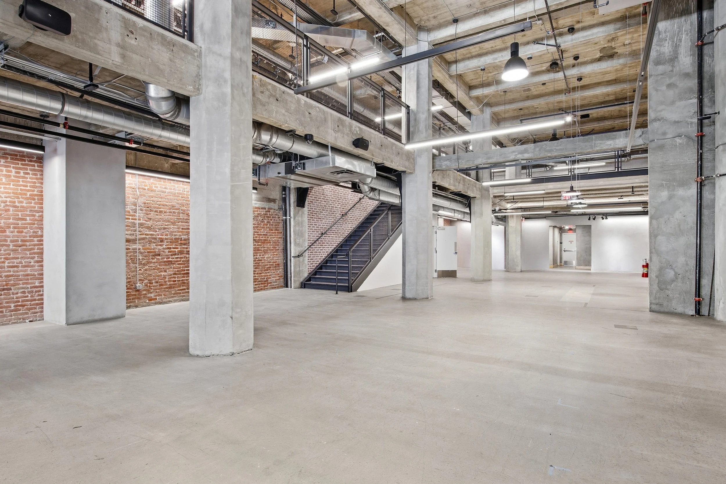 FOR LEASE
806 S Broadway, DTLA
Creative Office Steps to the Apple Tower Store
