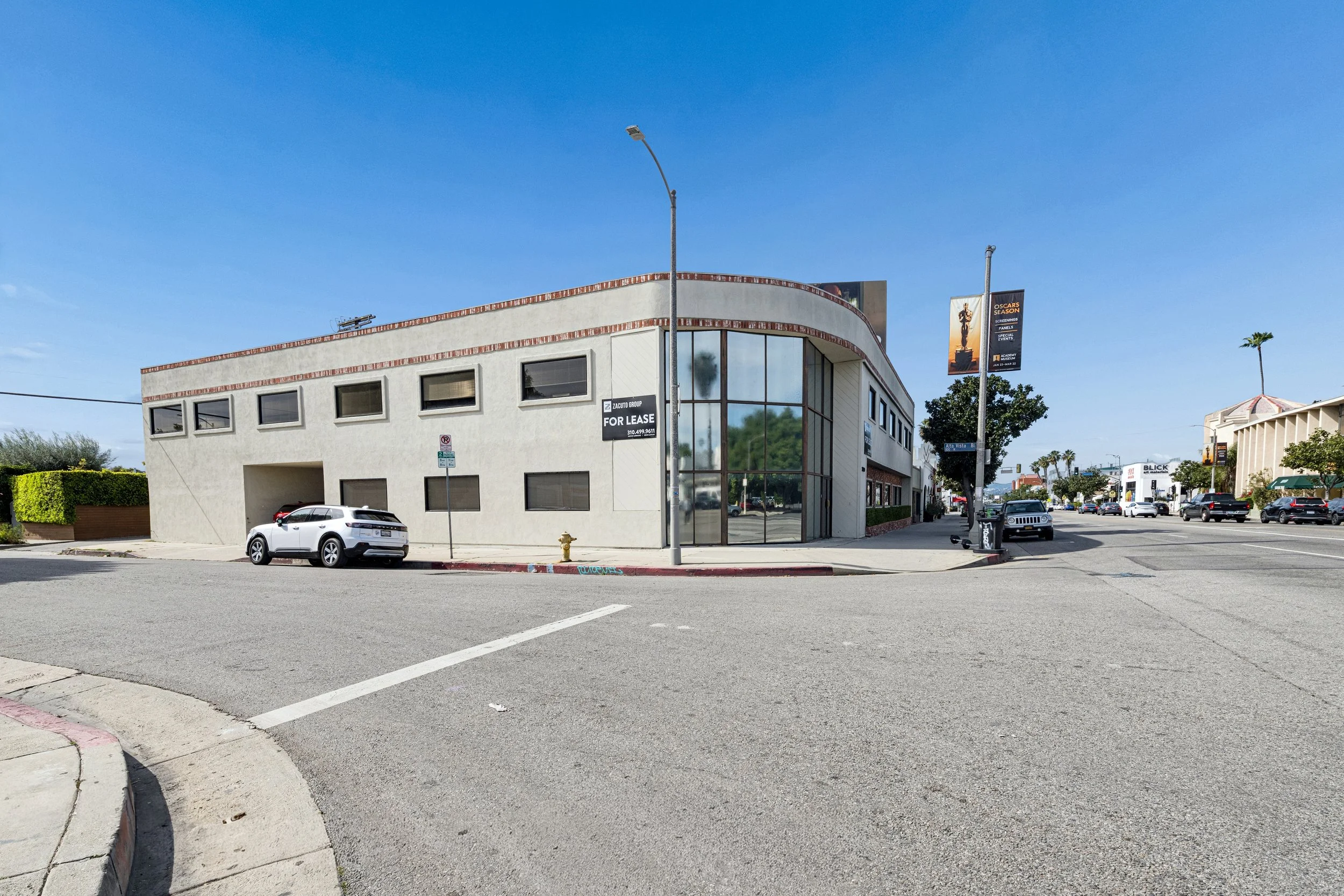 FOR LEASE
7250 Beverly Blvd, Los Angeles
Corner Offices/Showrooms on Beverly Blvd