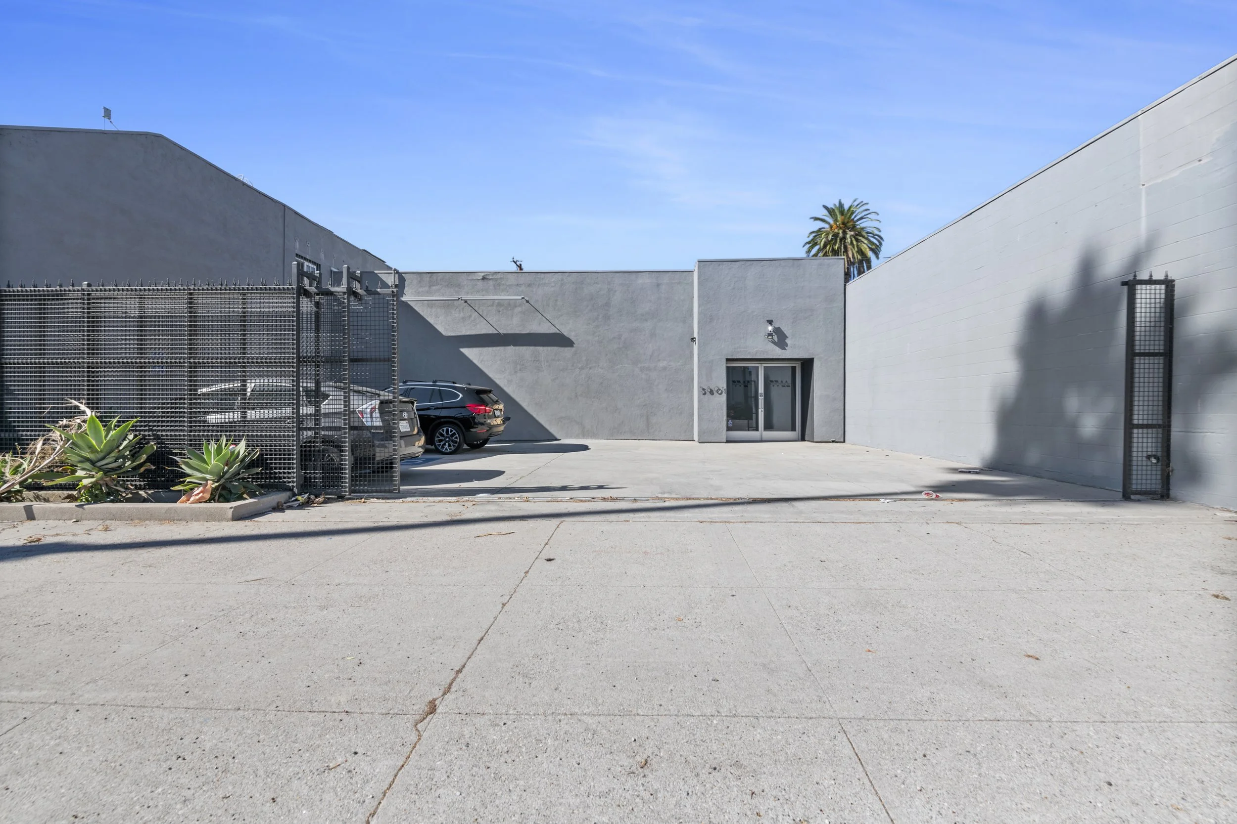 FOR LEASE
5801 Washington Blvd, Culver City
Freestanding Creative Office/Showroom/Flex