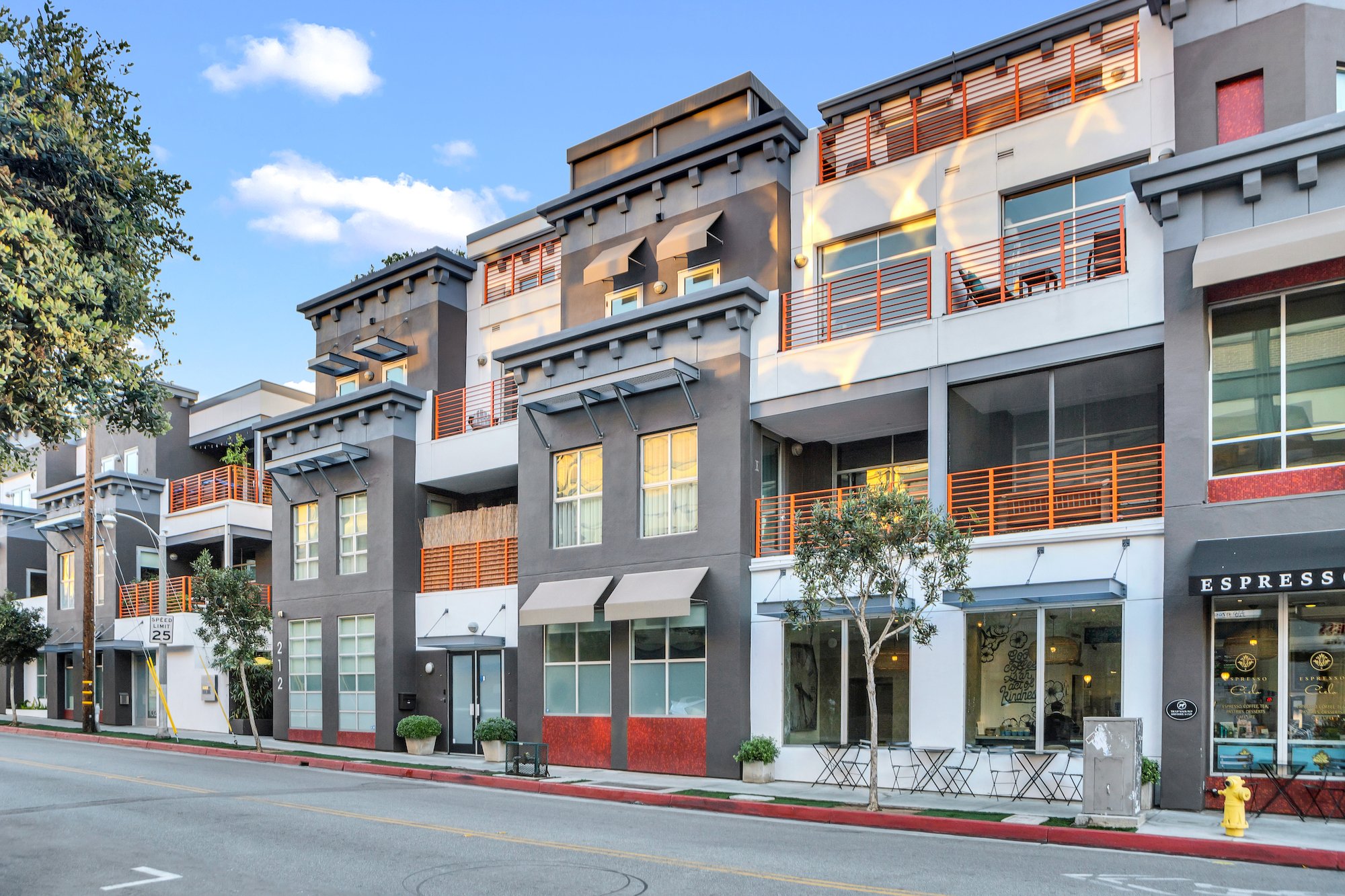 FOR SALE + LEASE
212 Marine Street, Santa Monica
LIVE/WORK Creative Office Loft