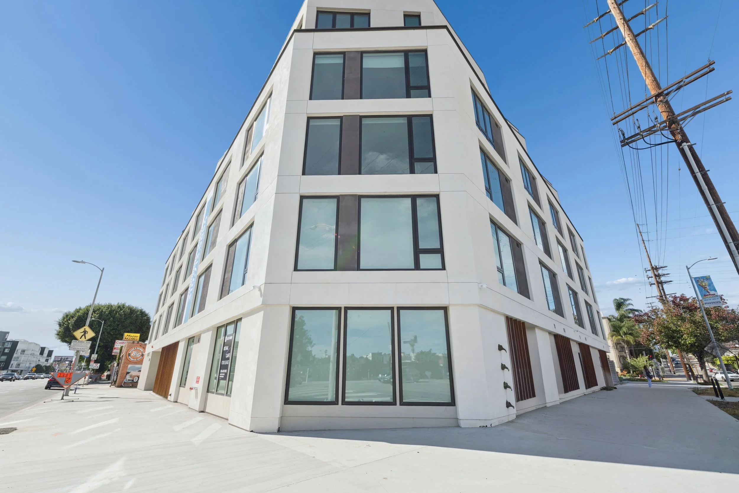 FOR LEASE
11701 Santa Monica Blvd, West LA
 Retail/Cafe at Barrington & Santa Monica Blvd