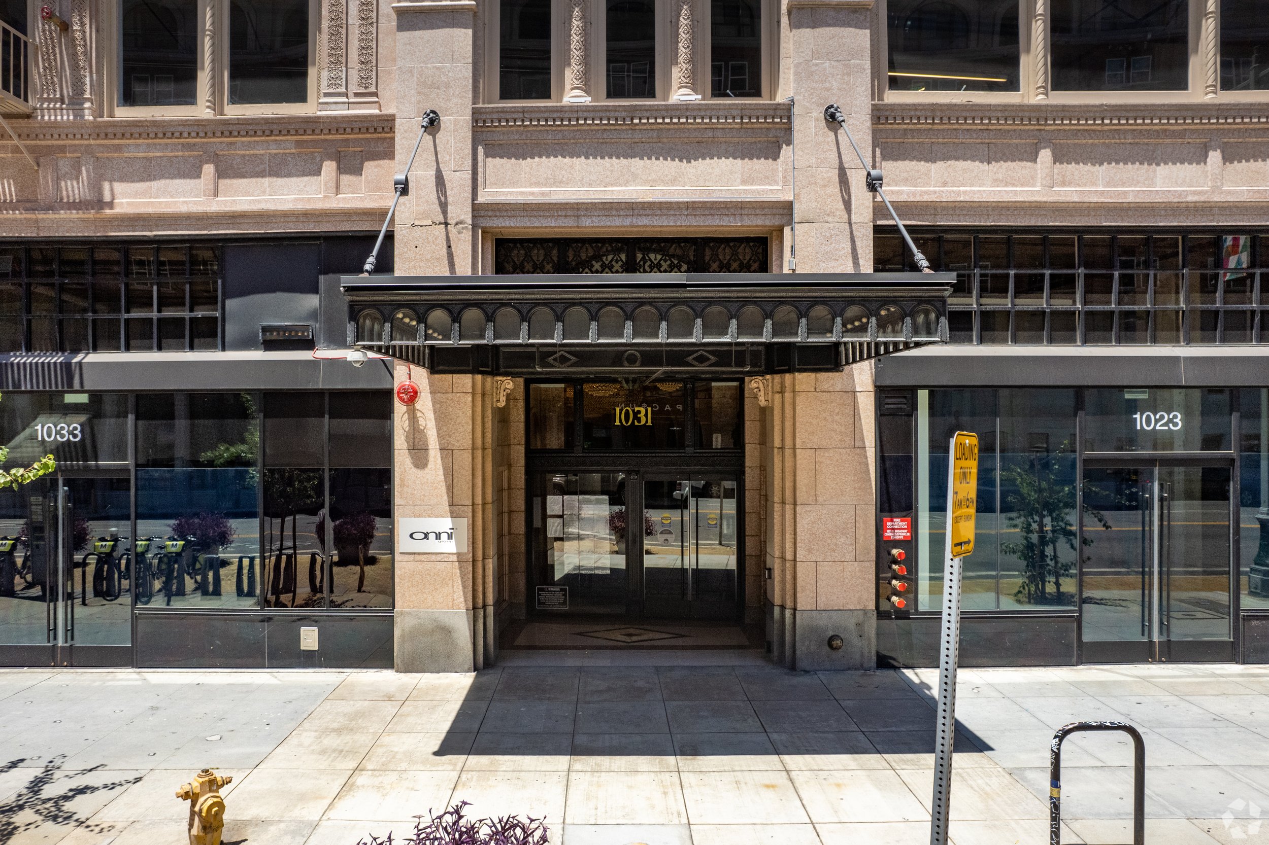 FOR LEASE
1031 S Broadway, DTLA
Plug & Play Creative Office Sublease