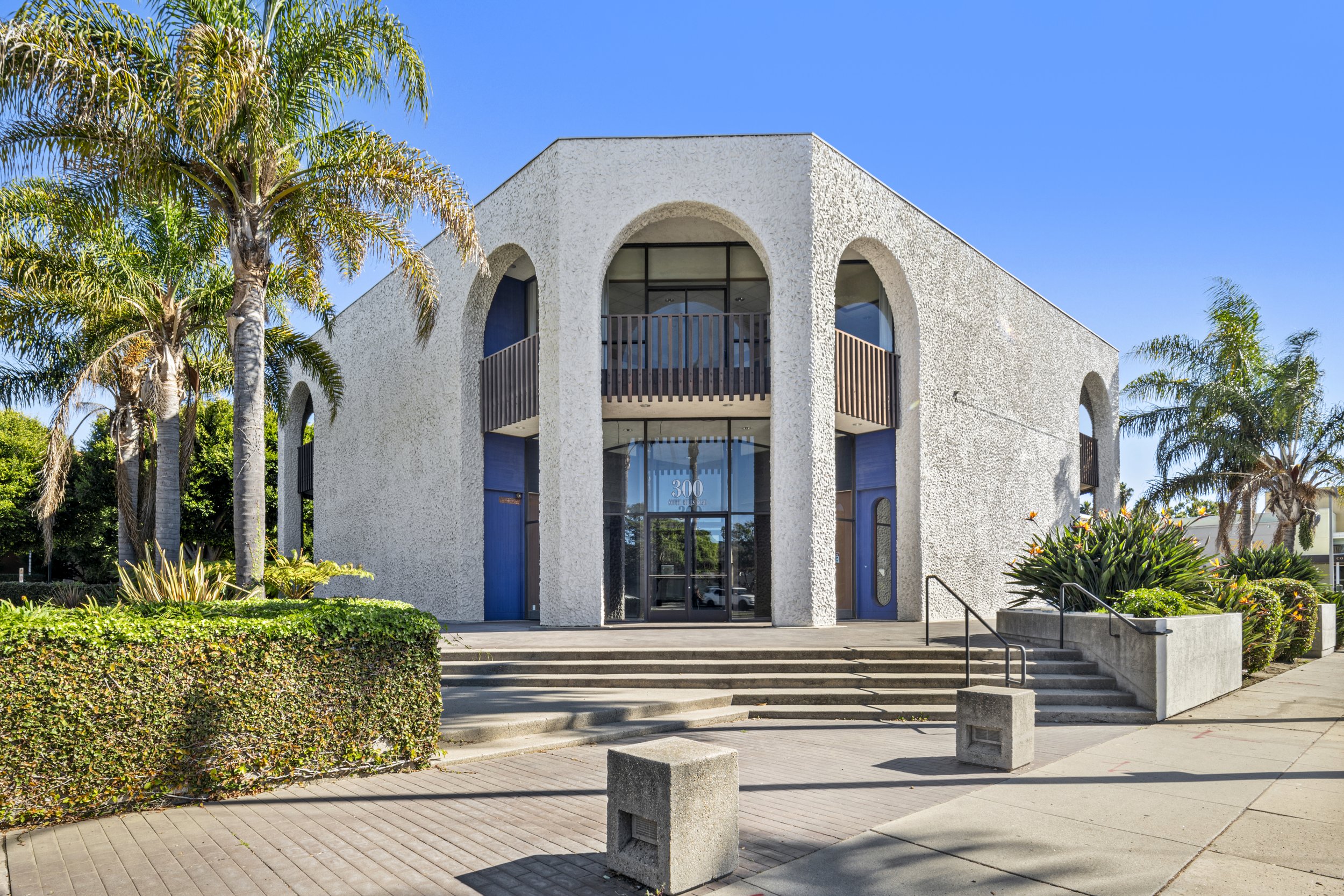 FOR SALE + LEASE
300 S Mills Rd, Ventura
Prime Ventura Corner Commercial Property