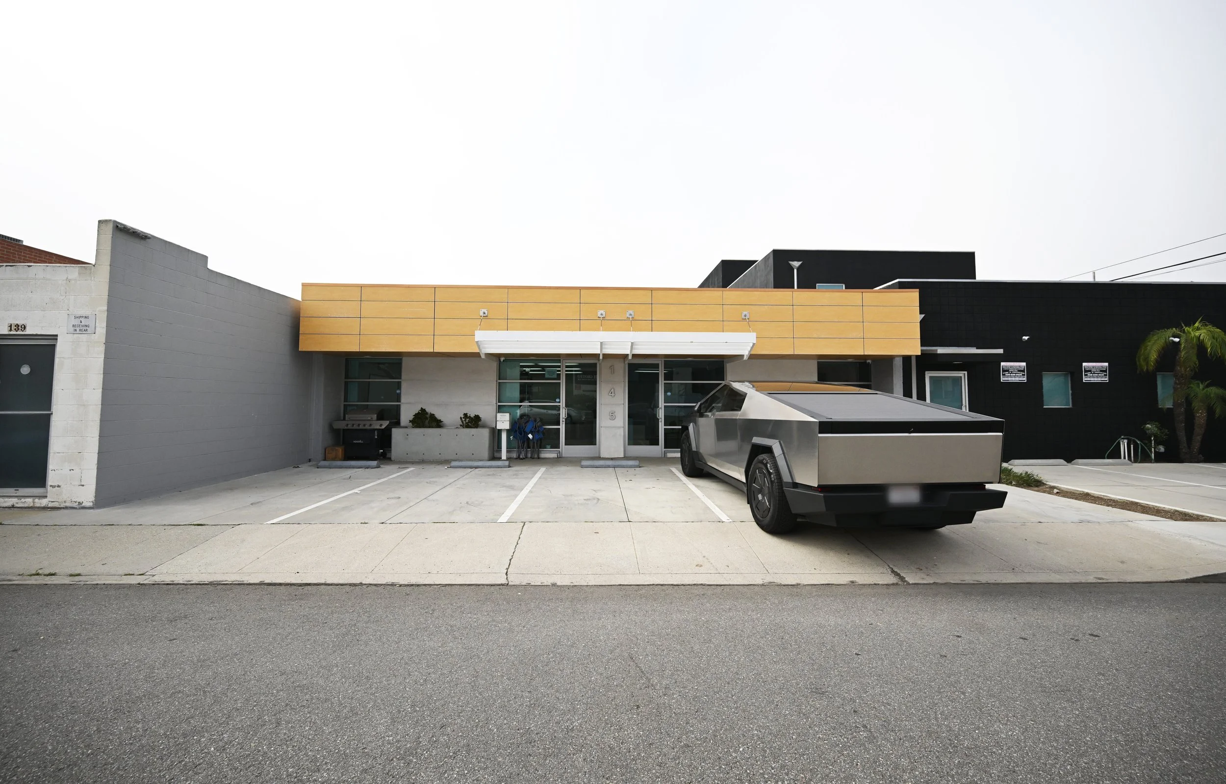 FOR LEASE
145 Sheldon Street, Smoky Hollow
Office/Flex Sublease Minutes to LAX