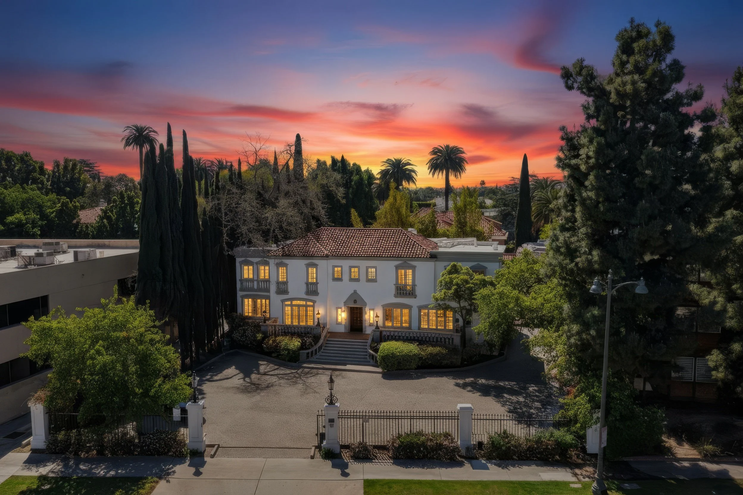 FOR SALE
4526 Wilshire Blvd, Hancock Park
Gated Private Estate