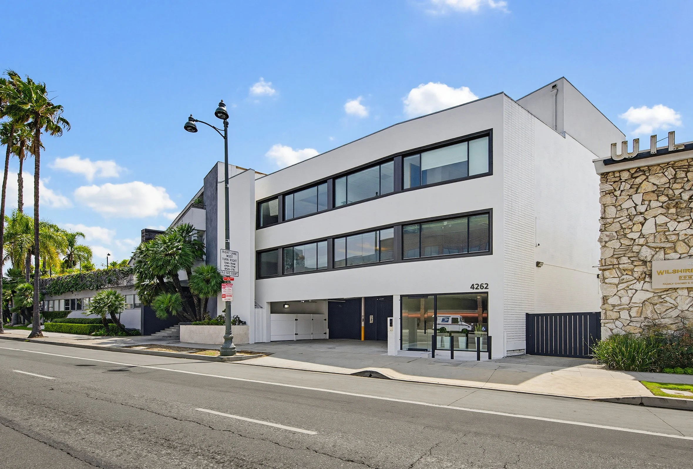 FOR LEASE
4262 Wilshire Blvd, Los Angeles
Prime Wilshire Blvd Office | Wellness Space