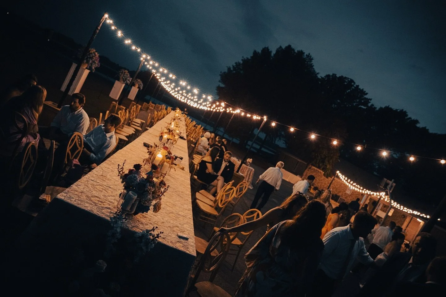 fairy lights + the afterglow ☺️

bride: @rileyemma7 
event design: @sdberardesca with @tanarahluxefloral 
florals: @tanarahluxefloral 
rentals: @whitedoorevent + @eventology_us 
linens: @partytables_linensanddrapery 

#arkansasphotographer #nwaphotog