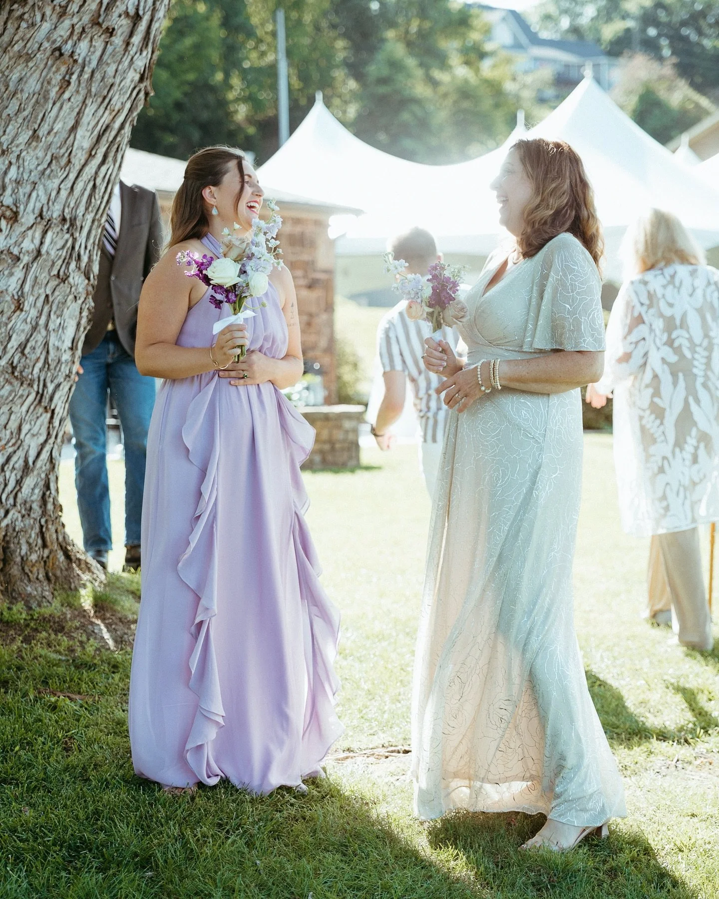 this beautiful backyard june wedding shot with @andreapruittphotography !! 🌸

#arkansasphotographer #nwaphotographer #bentonvillephotographer 
#elopementphotographers #arkansaselopementphotographer #arkansasweddingphotographer #arweddingphotographer