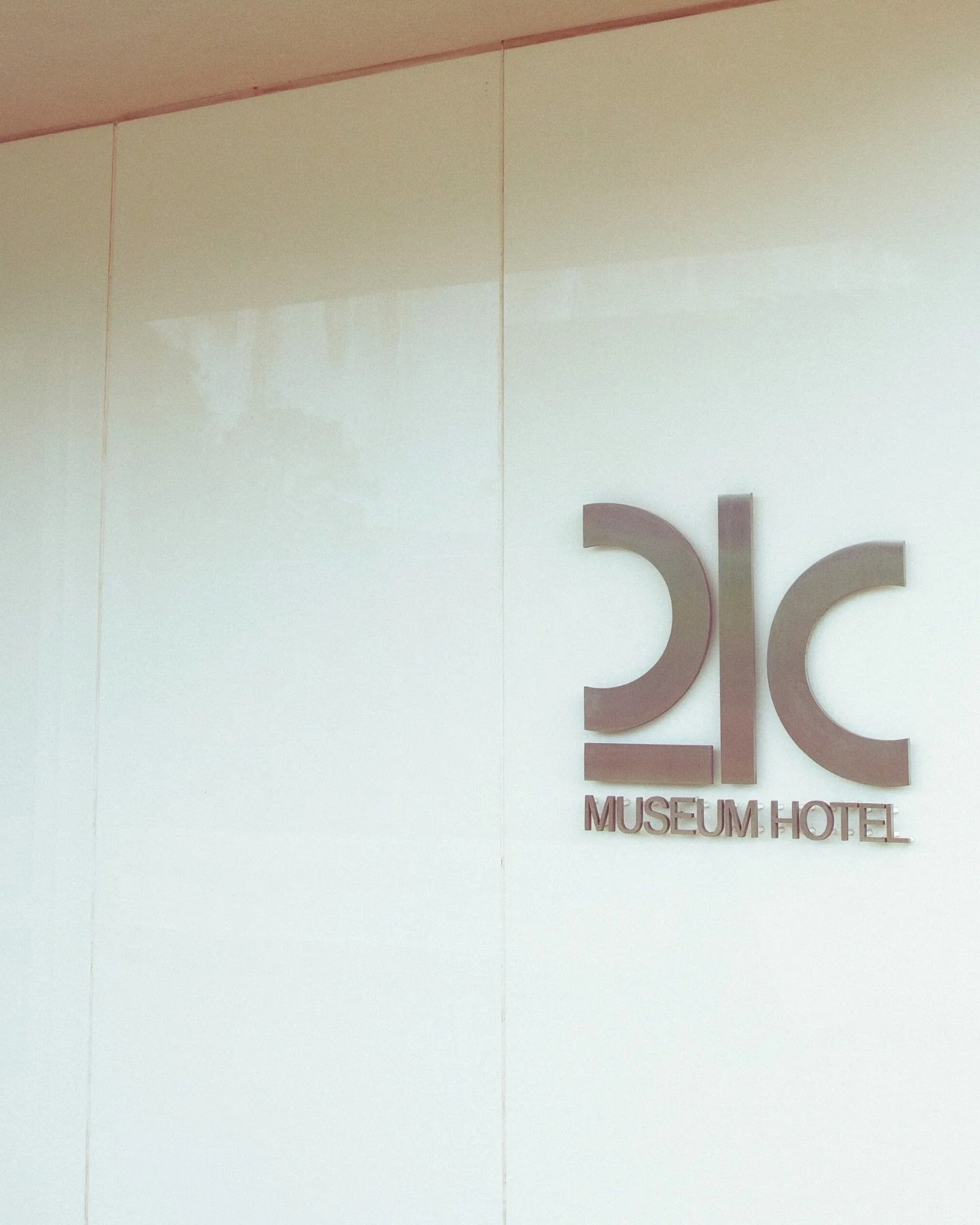 museum wedding pt 2 💛

@katecousins.photo 
@21cbentonville 
@barrettbeauchamp 
@wgl_events 
@butter.scotchnwa 
@sojourn_abide 
@ozarkmixdj 

#arkansasphotographer #nwaphotographer #bentonvillephotographer 
#elopementphotographers #arkansaselopementp