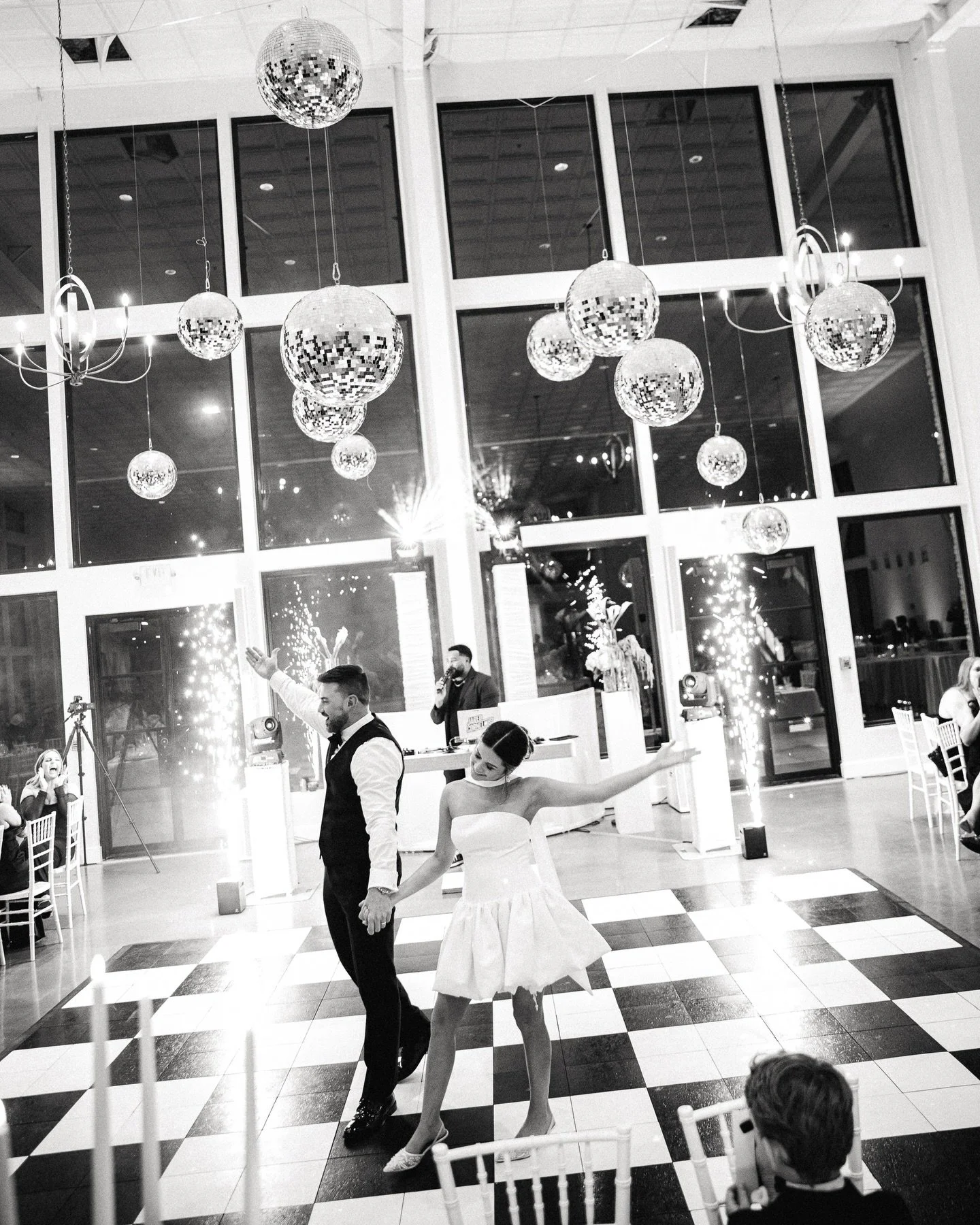 one of my favorite dance floor moments last year!!! 💓

🤍shot w/ @andreapruittphotography 

#arkansasphotographer #nwaphotographer #bentonvillephotographer 
#elopementphotographers #arkansaselopementphotographer #arkansasweddingphotographer #arweddi