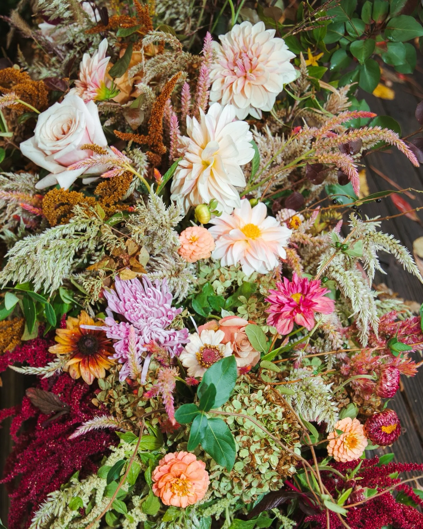 rainy day wedding details at the garden room 🌸

shot w/ @a.marie.photo 🤍

#arkansasphotographer #nwaphotographer #bentonvillephotographer 
#arkansaselopementphotographer arkansasweddingphotographer arweddingphotographer nwaweddingphotographer Arkan