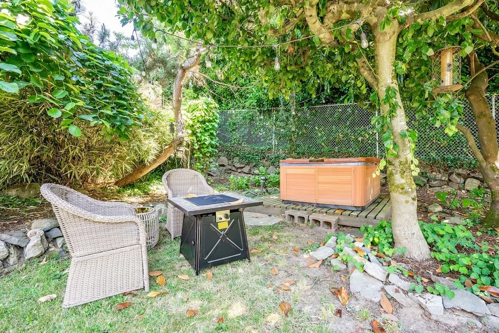 Sophari short-term rental amenities -- yard, hot tub