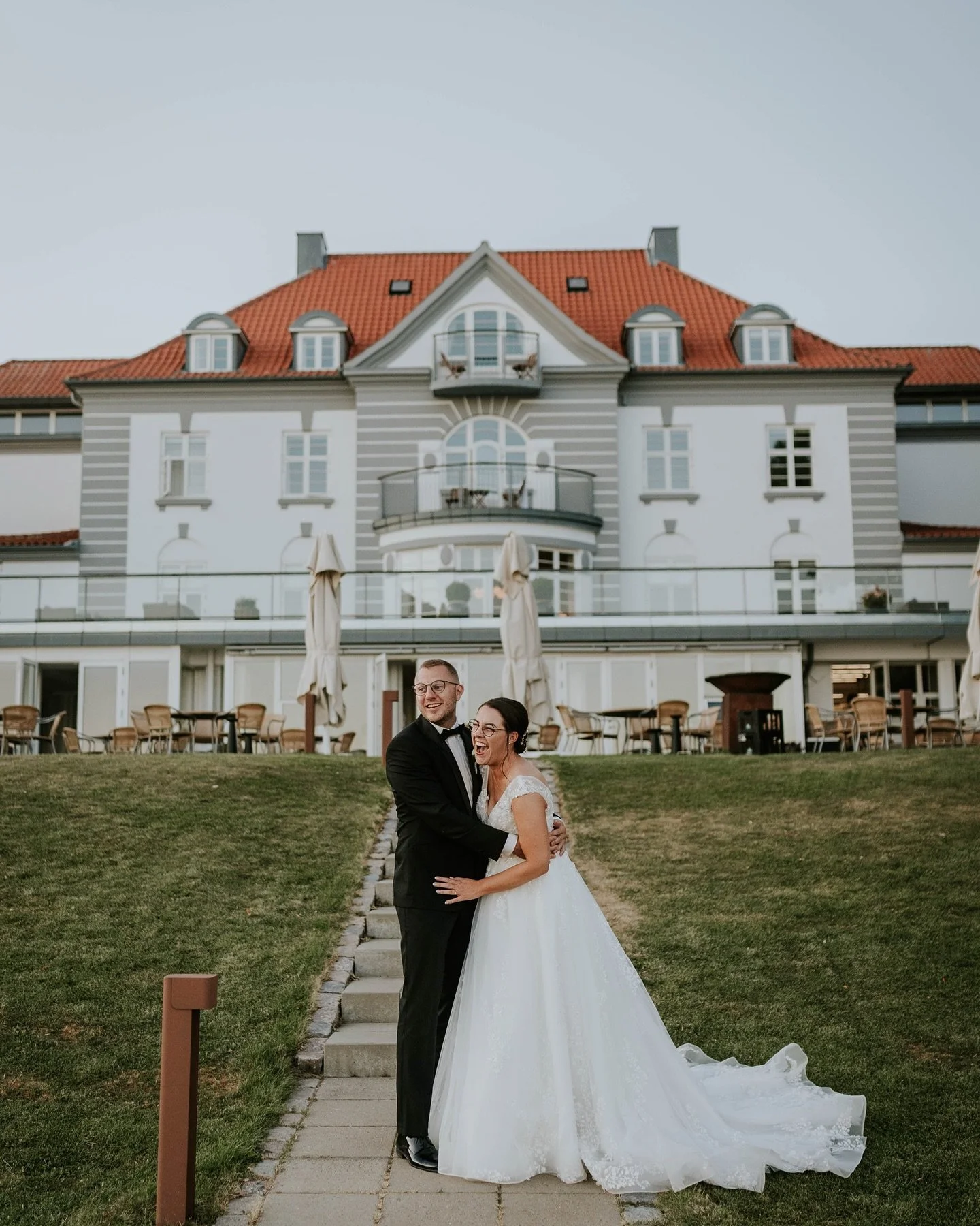 Christina &amp; Anders ❤️
Lidt flere billeder fra et fantastisk bryllup i l&oslash;rdags p&aring; @hotelsixtussinatur - s&aring; smukt og helt afslappet 🫶🏼

#bryllup #bryllupsdag #brudepar #brudekjole #brudgom #brud #hotelsixtur #sigja #wedding #we