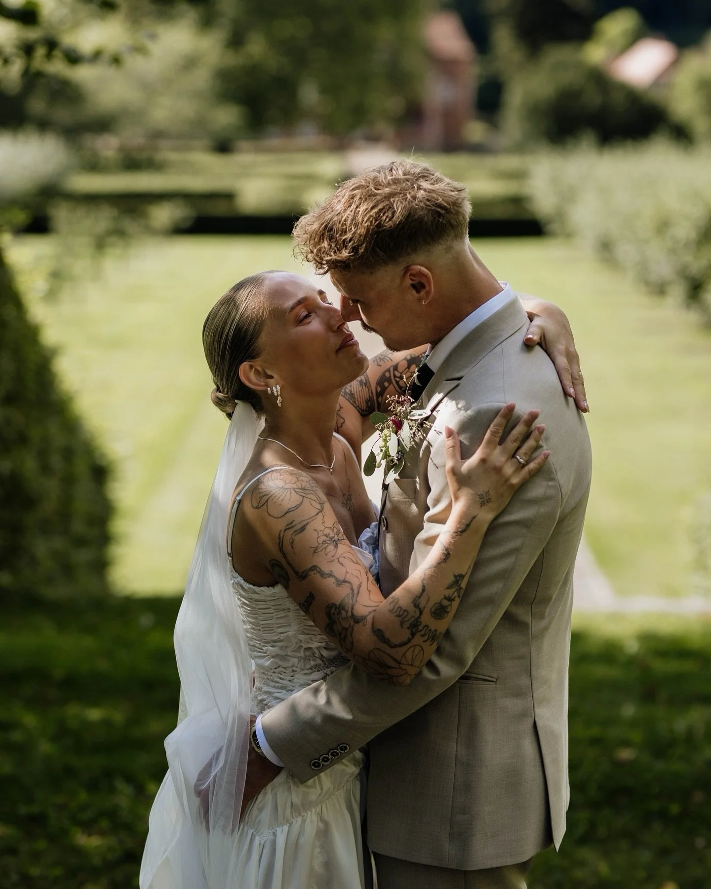 Stort tillykke til Maiken og Lasse med deres smukke udend&oslash;rs bryllup p&aring; Tisb&aelig;k Gods i l&oslash;rdags. 
Det var helt perfekt vejr og perfekt stemning til det helt perfekte par! 

Tak fordi jeg m&aring;tte v&aelig;re med p&aring; dag