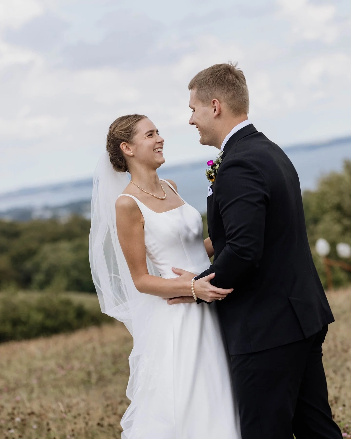 NICOLE &amp; MATHIAS
30.08.25 💒 

Den sidste l&oslash;rdag i august fik Nicole og Mathias deres kirkebryllup og blev fejret af venner og familie, p&aring; smukke Skamlingsbanken med ud kig over vandet.

Tak fordi jeg m&aring;tte v&aelig;re med p&ari