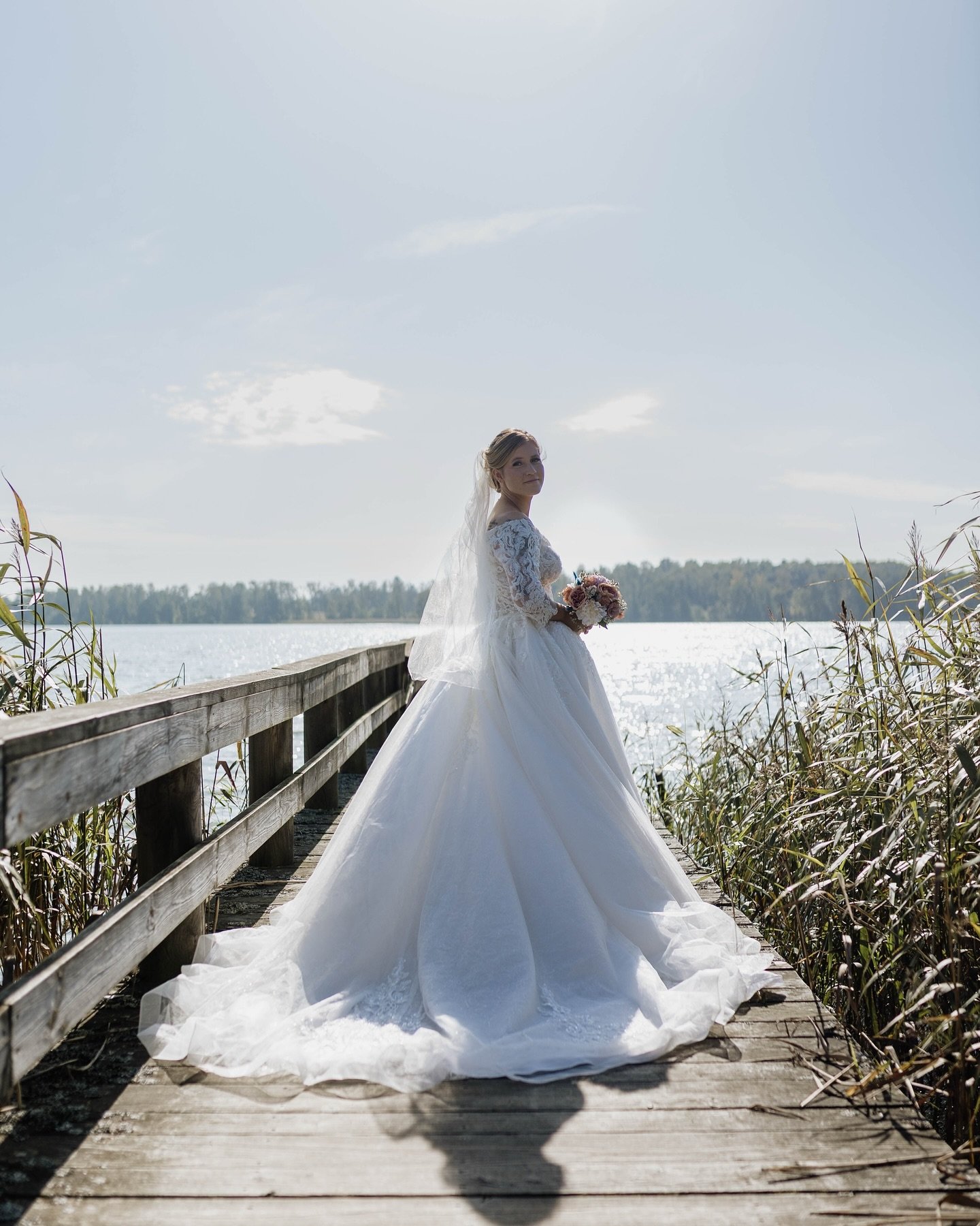 JOSEPHINE &amp; KRISTIAN 💒
Kirkebryllup p&aring; en smuk dag, i sk&oslash;nne Skanderborg Slotskirke.
Parret er begge i milit&aelig;ret. Josephine er mekaniker s&aring; da jeg s&aring; hende i denne fantastiske kjole, tabte jeg lige m&aelig;let 🫶🏼