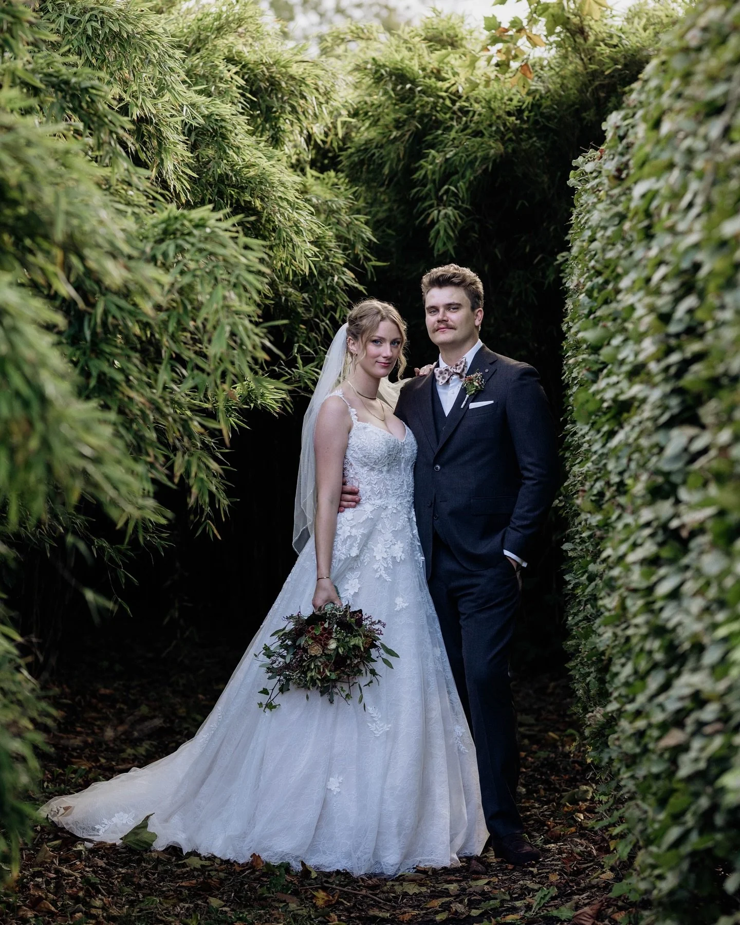 RIKKE &amp; MATHIAS 📸

Dejlig dag i Varde, Arnbjerg Hotel. Og det f&oslash;rste efter&aring;rsbryllup 🍂 Disse dejlige smukke mennesker fortjener helt sikkert hinanden 🫶🏼

@arnbjergpavillonen 

#bryllup #bryllupsdag #brudepar #brudekjole #brudgom 