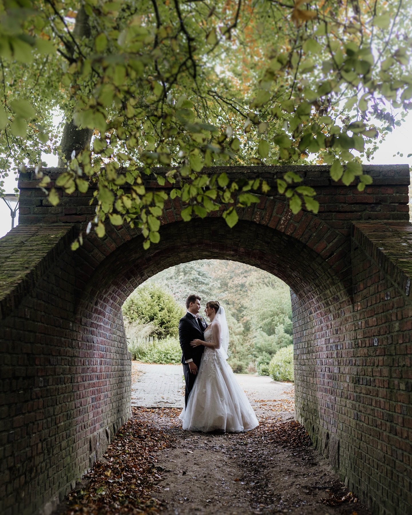 RIKKE &amp; MATHIAS 📸
Det smukkest par som &aring;rets sidste bryllup 🍁 

@arnbjergpavillonen 

#bryllup #bryllupsdag #brudepar #brudekjole #brudgom #brud #arnbjerhhotel #sigja #wedding #weddingday #visitvarde #bryllupsfotograf #weddingphotography 