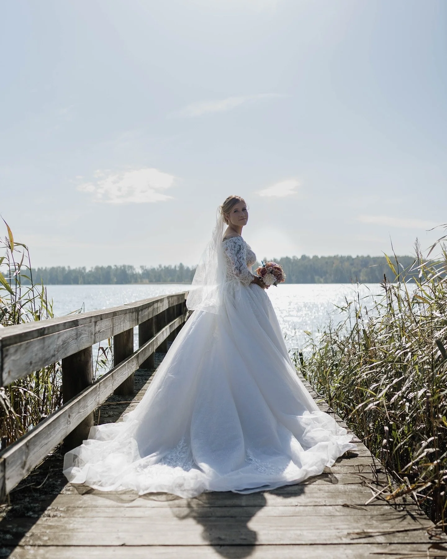 JOSEPHINE &amp; KRISTIAN 💒
Kirkebryllup p&aring; en smuk dag, i sk&oslash;nne Skanderborg Slotskirke.
Parret er begge i milit&aelig;ret. Josephine er mekaniker s&aring; da jeg s&aring; hende i denne fantastiske kjole, tabte jeg lige m&aelig;let 🫶🏼