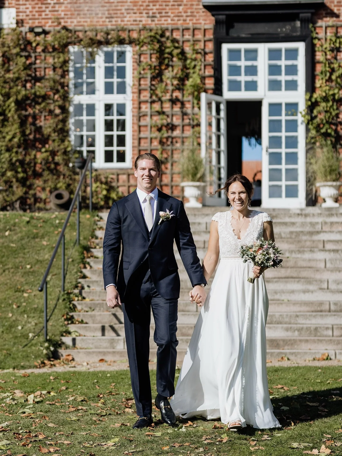 LYNN &amp; DANIEL 
Smukt havebryllup p&aring; Hindsgavl slot 

#bryllup #bryllupsdag #brudepar #brudekjole #brudgom #brud #tisb&aelig;kgods #sigja #wedding #weddingday #visitmiddelfart #bryllupsfotograf #weddingphotography #dr&oslash;mmebryllup