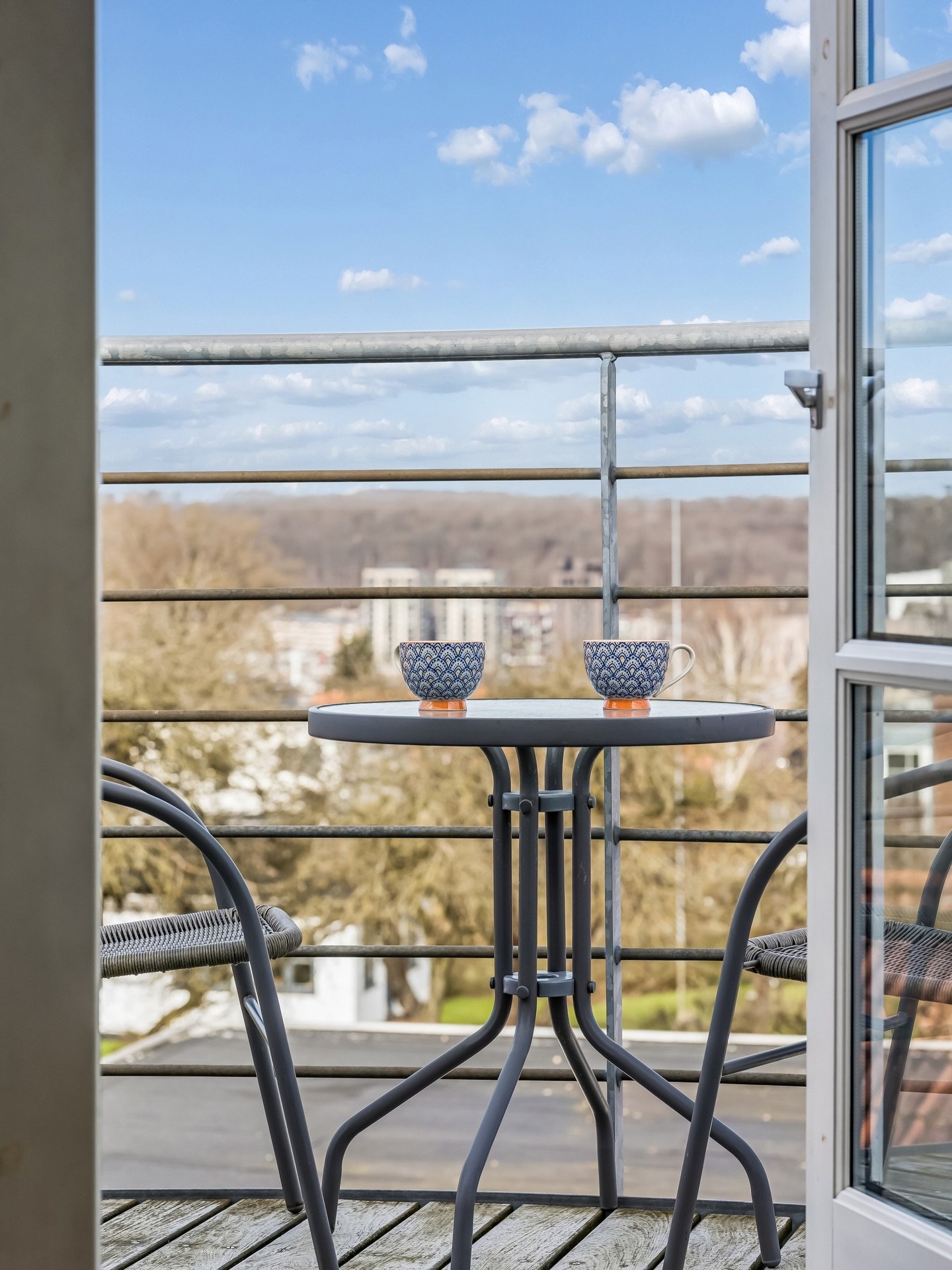 Udsigt fra bolig i Vejle 📸
Der har v&aelig;ret meget stille her p&aring; min Instagram og det er der en god forklaring p&aring;. Udover at tr&aelig;nge til en lille pause fra sociale medier, har jeg haft travlt med noget andet. Jeg har nu i 3 &aring