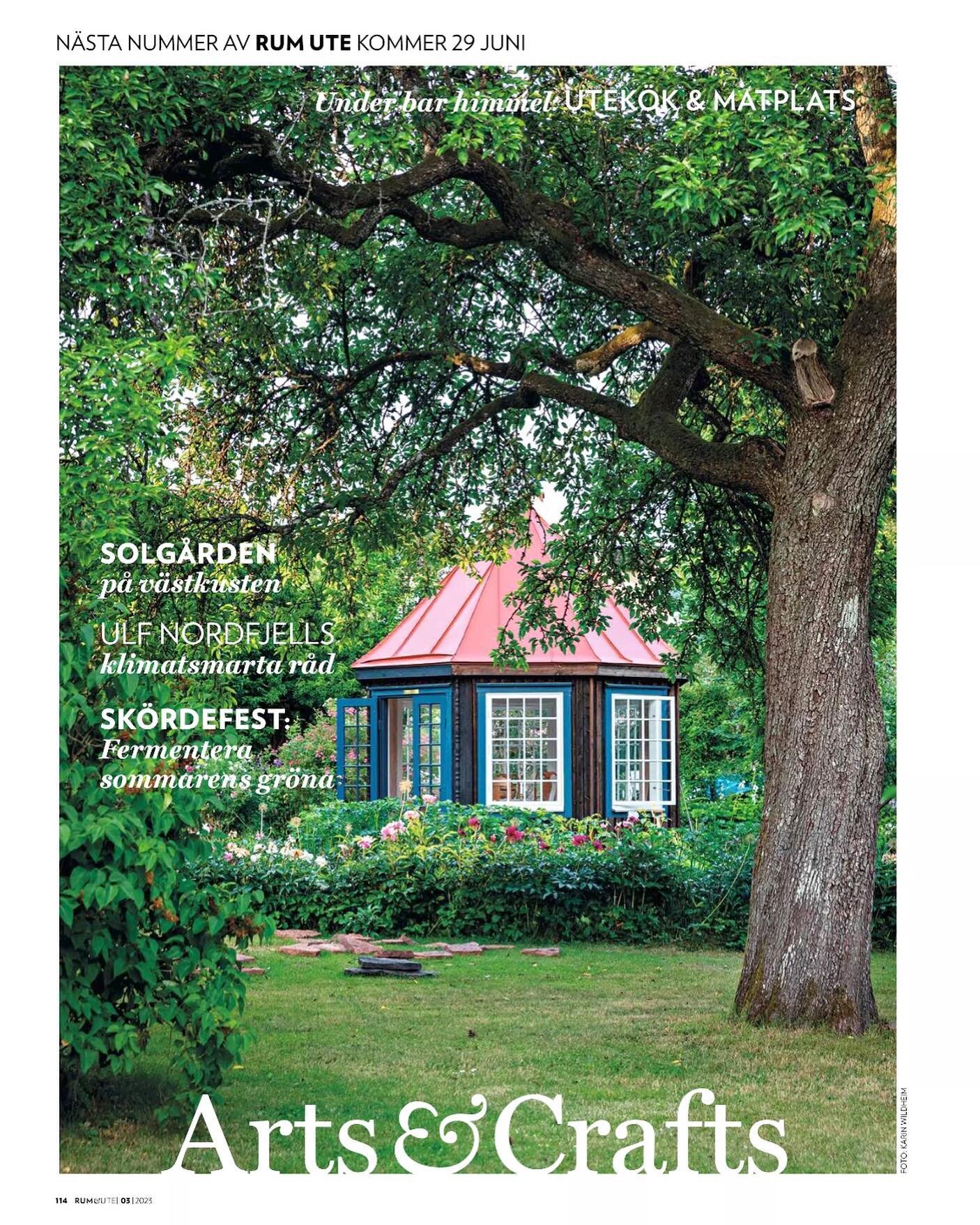 Ser redan fram emot juninumret av Rum Ute ☀️ D&aring; kommer Karin Wildheims och mitt reportage fr&aring;n en fantastisk tr&auml;dg&aring;rd fotad i midsommartid.