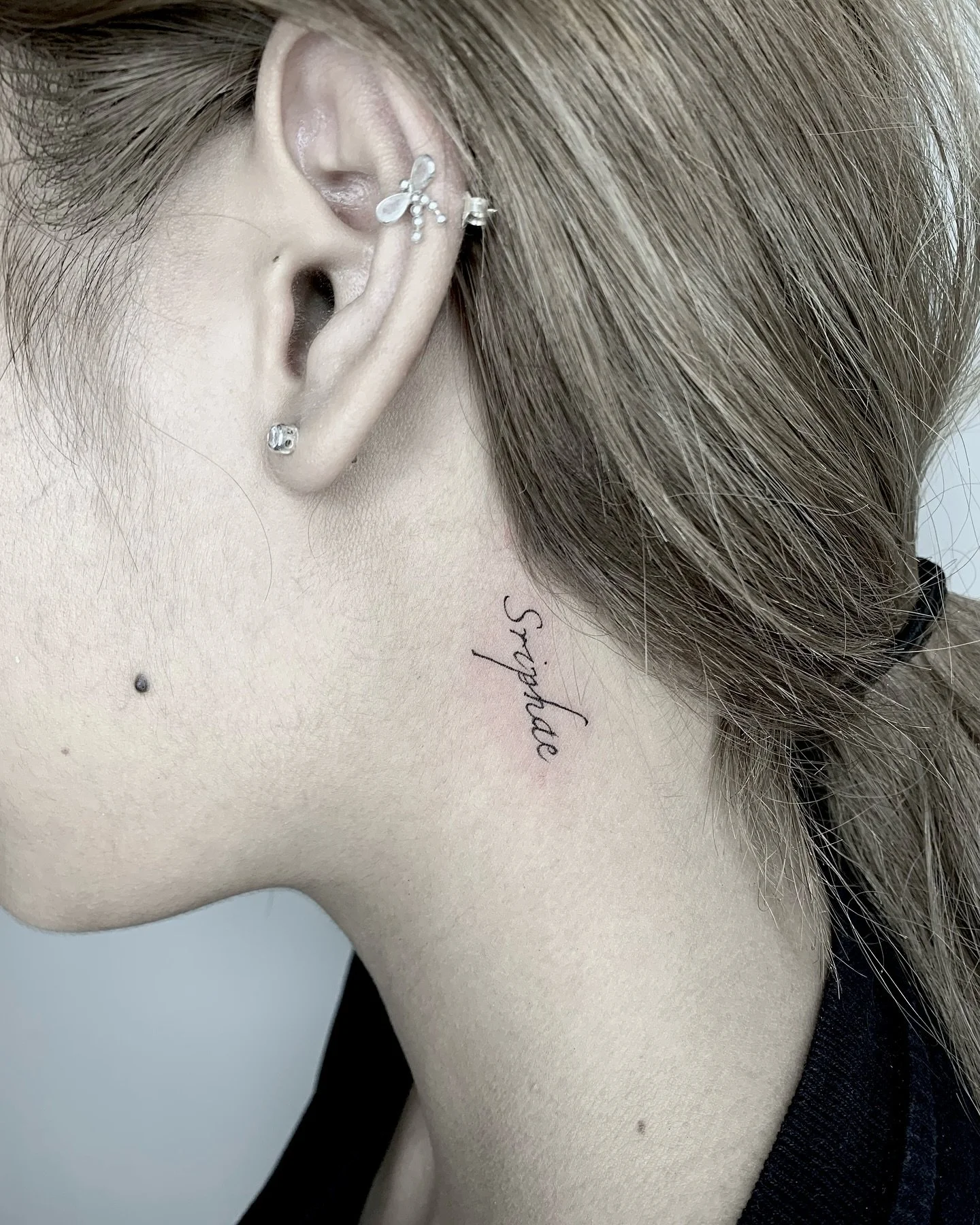 𝑀𝑜𝓉𝒽𝑒𝓇&rsquo;𝓈 𝒷𝑜𝓃𝒹 𝓉𝒶𝓉𝓉𝑜𝑜 🤍
𝐻𝑜𝓃𝑜𝓊𝓇𝒾𝓃𝑔 𝓉𝒽𝒾𝓈 𝒷𝑜𝓃𝒹 𝓉𝒽𝒶𝓉 𝒻𝒾𝓇𝓈𝓉 𝒸𝑜𝓃𝓃𝑒𝒸𝓉𝑒𝒹 𝓊𝓈 𝓉𝑜 𝓉𝒽𝒾𝓈 𝑒𝒶𝓇𝓉𝒽 
𝐿𝒾𝓀𝑒 𝒶 𝓌𝒽𝒾𝓈𝓅𝑒𝓇 𝓉𝑜 𝓉𝒽𝑒 𝑒𝒶𝓇
𝒜 𝓇𝑒𝓂𝒾𝓃𝒹𝑒𝓇 𝓉𝒽𝒶𝓉 𝓌𝑒 𝒶𝓇𝑒 𝒶𝓁𝓁 𝓁