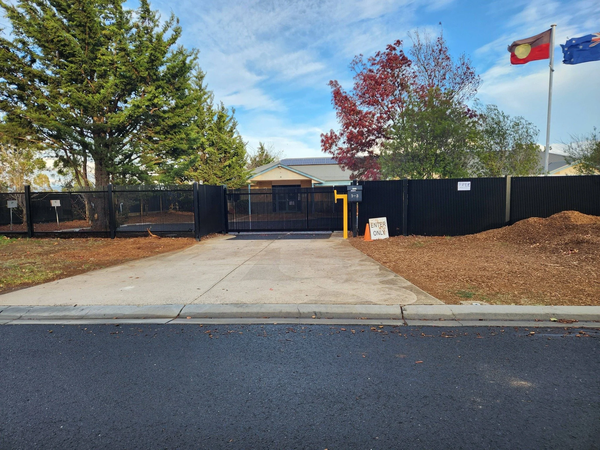 Angle blade aluminium gate