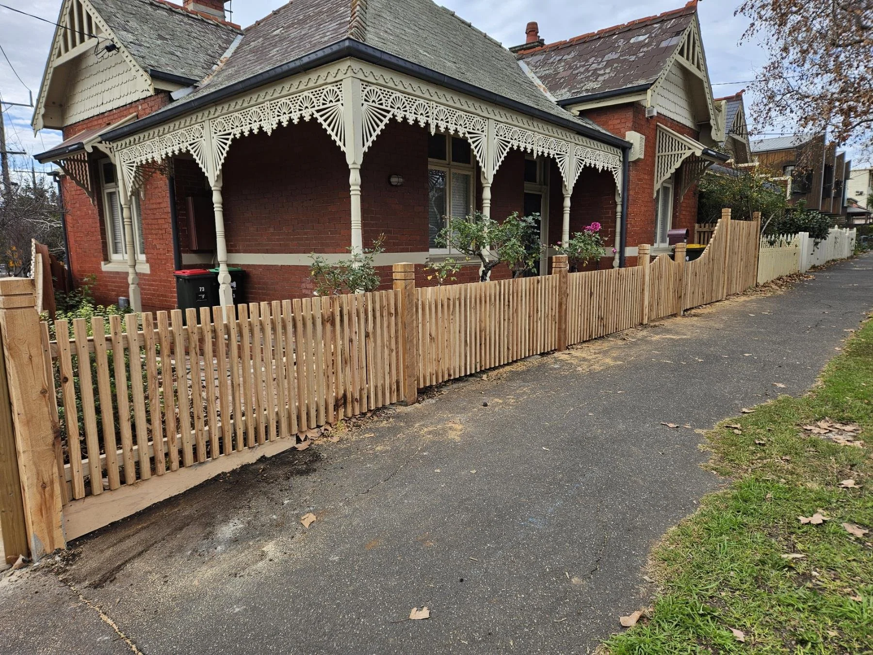 Batten fence with curves.jpg