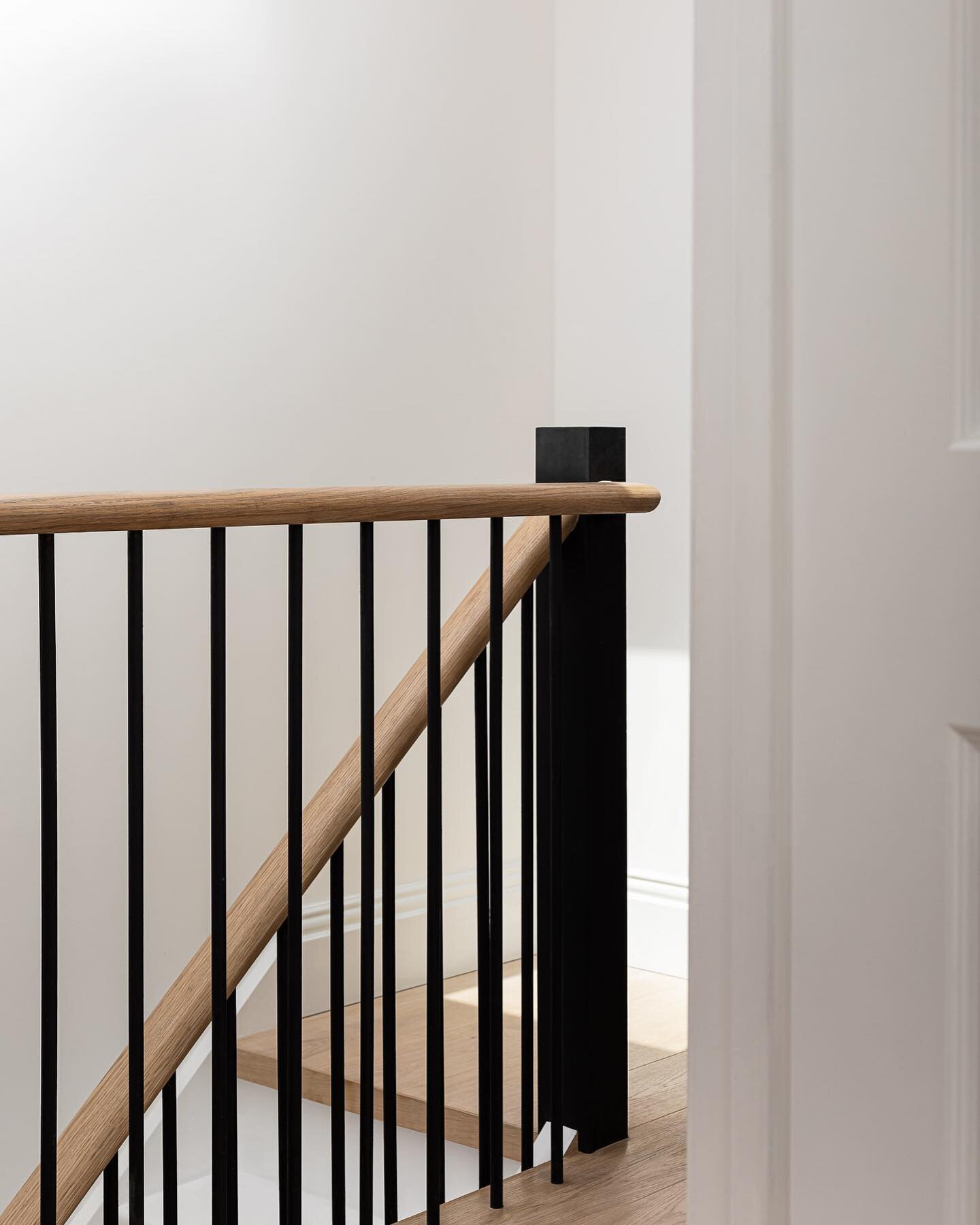 Bespoke balustrade at our 28AR project 

Design: KOH Architects 
Photography: @dnbutlr 

#stairs #balustrade #interiordesign #interiors #interiordetails #architecture #archdaily #archilover #renovation #residential #londonproperty