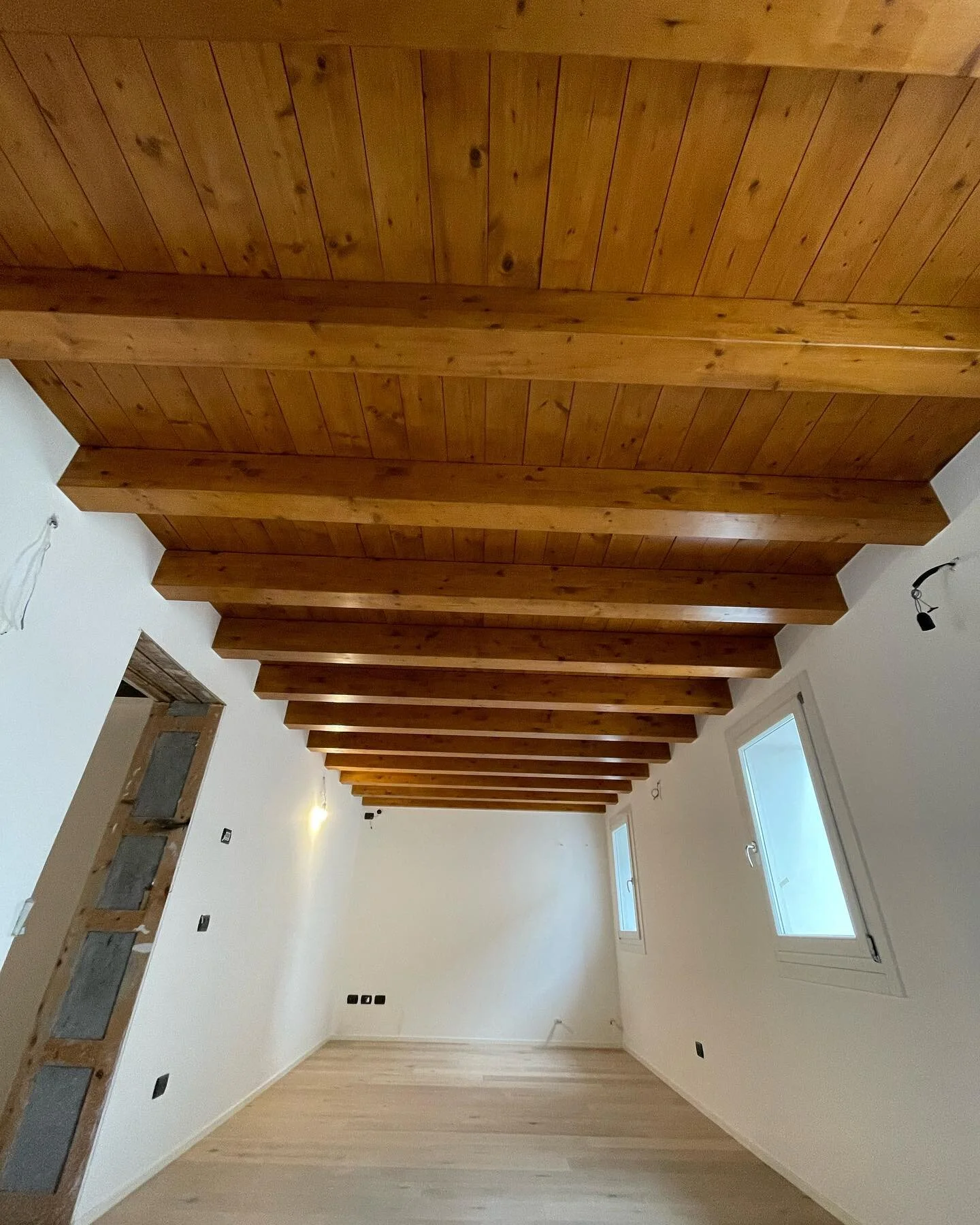 Altro cliente sodisfatto per la Levigatura e Tinteggiatura travi interni color miele con posa pavimento in rovere spazzolato