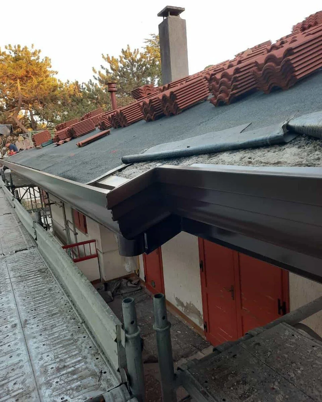 Giornata sui tetti in collaborazione con @maurizio_berton 
#tetti #lattoneria #grondaie