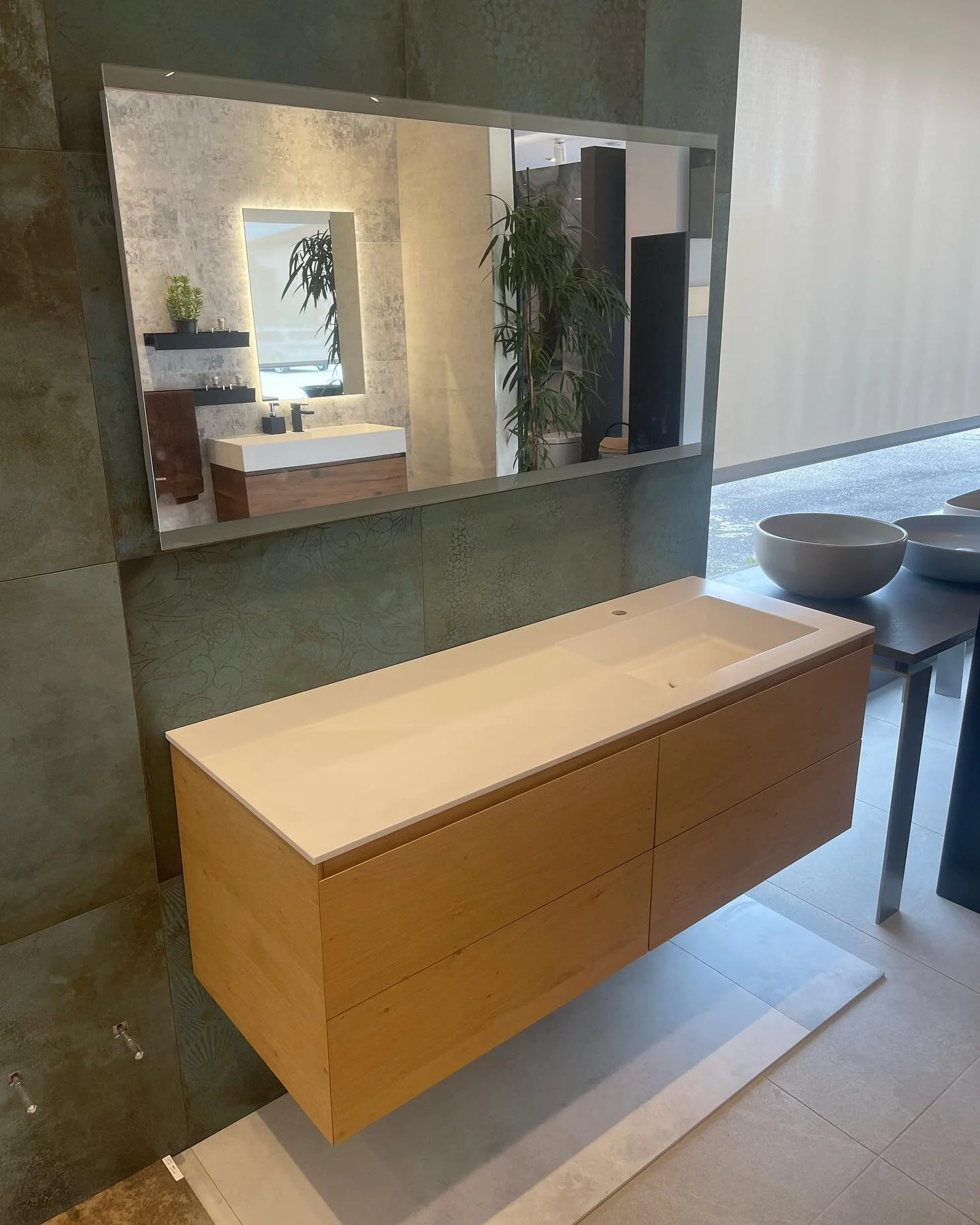 Mobile e box doccia montati in show room e a casa del cliente by @_ideagroup_