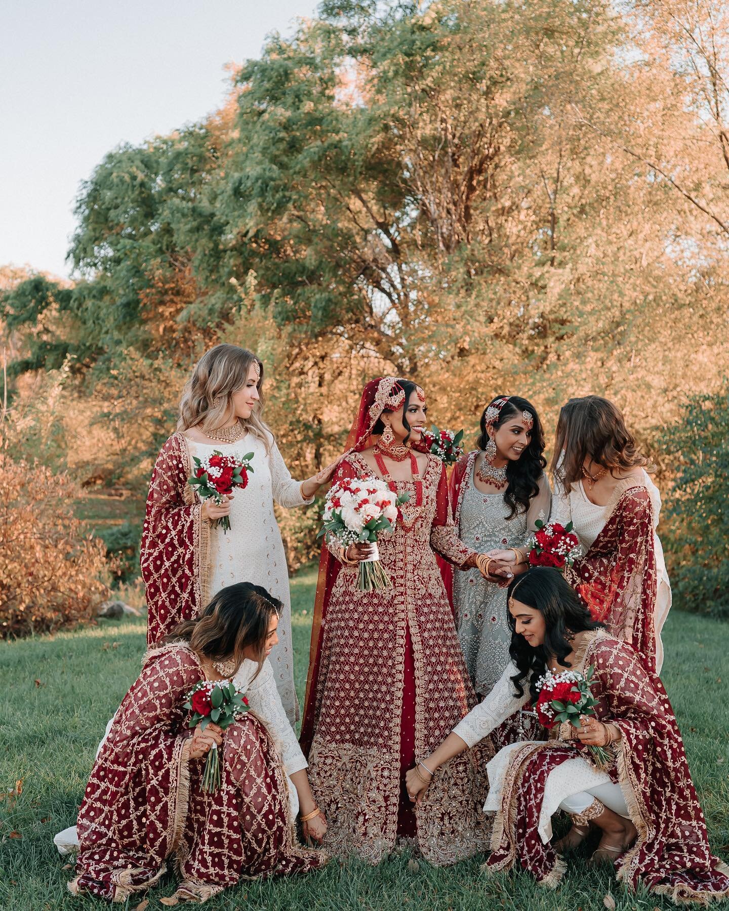 We love when bridesmaids coordinate😍😍
Check out these beautiful shots ✨