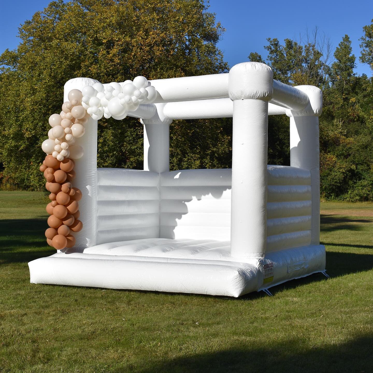 Classic WHITE with neutrals can also easily match any decor/theme 🤍🤎