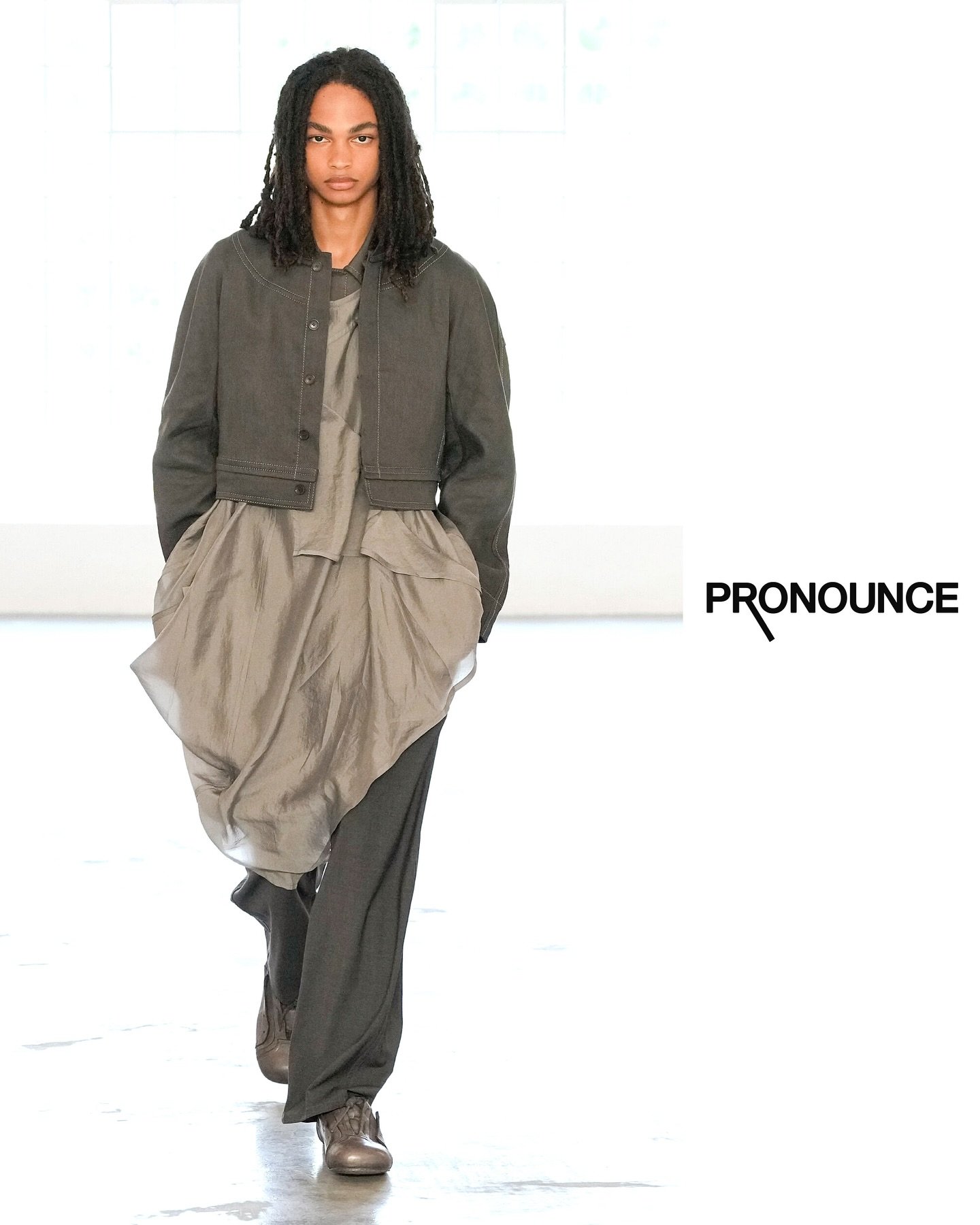 𝐏𝐑𝐎𝐍𝐎𝐔𝐍𝐂𝐄 💎🚶&zwj;♂️ 𝑳𝒂𝒏𝒅𝒐 𝑩𝒊𝒔𝒄𝒐𝒎𝒃𝒆 (@landobiscombe) on the #runway in #Milan for @_pronounce 𝐒𝐒𝟐𝟔 #Menswear Collection 💯🔥
&zwnj;
👔 @marcodrammis
💆 @enzovarca
💄 @ricky_morandin
✍️ @sofiamichaud @lollodefa
🫶 @yumodels_