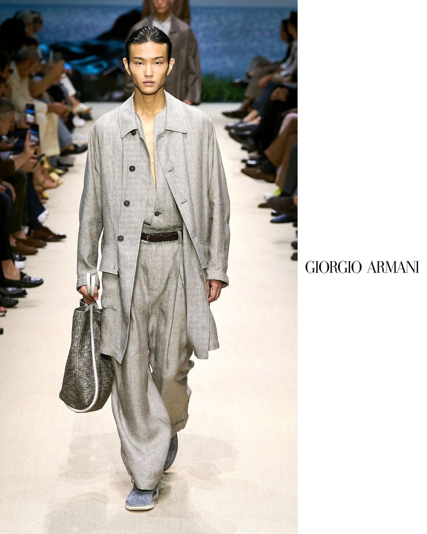 𝐆𝐈𝐎𝐑𝐆𝐈𝐎 𝐀𝐑𝐌𝐀𝐍𝐈 💎🚶🏾&zwj;♂️𝑯𝒚𝒖𝒏𝑱𝒖𝒏 𝑲𝒊𝒎 (@rlagusw.s) on the #runway in #Milan for @giorgioarmani 𝐒𝐒𝟐𝟔 #menswear 𝐂𝐨𝐥𝐥𝐞𝐜𝐭𝐢𝐨𝐧 ❤️&zwj;🔥
&zwnj;
✍️ @gerelovesa
🫶 @specialmanagementmen
⠀
#HyunJunKim #GiorgioArmani #Arm