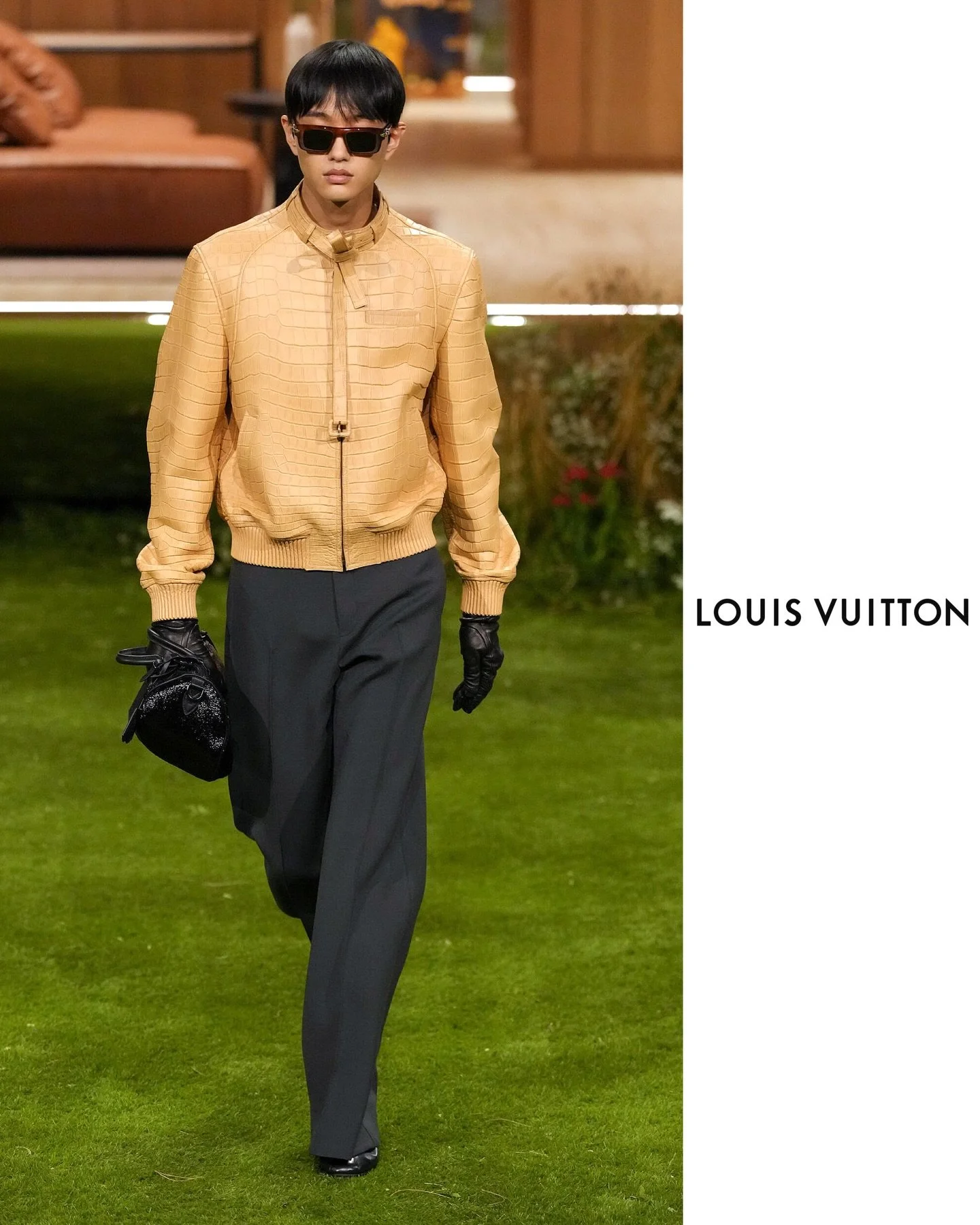 𝐋𝐎𝐔𝐈𝐒 𝐕𝐔𝐈𝐓𝐓𝐎𝐍 💎🚶🏾&zwj;♂️ 𝑯𝒚𝒖𝒏𝑱𝒖𝒏 𝑲𝒊𝒎 (@rlagusw.s) on the #runway in Paris for @louisvuitton 𝐅𝐖𝟐𝟔 #Menswear Collection by 𝐏𝐡𝐚𝐫𝐫𝐞𝐥𝐥 𝐖𝐢𝐥𝐥𝐢𝐚𝐦𝐬 (@pharrell) ✨
&zwnj;
👔 @henson
💆&zwj;♂️ @karimbelghiran
💄 @patm