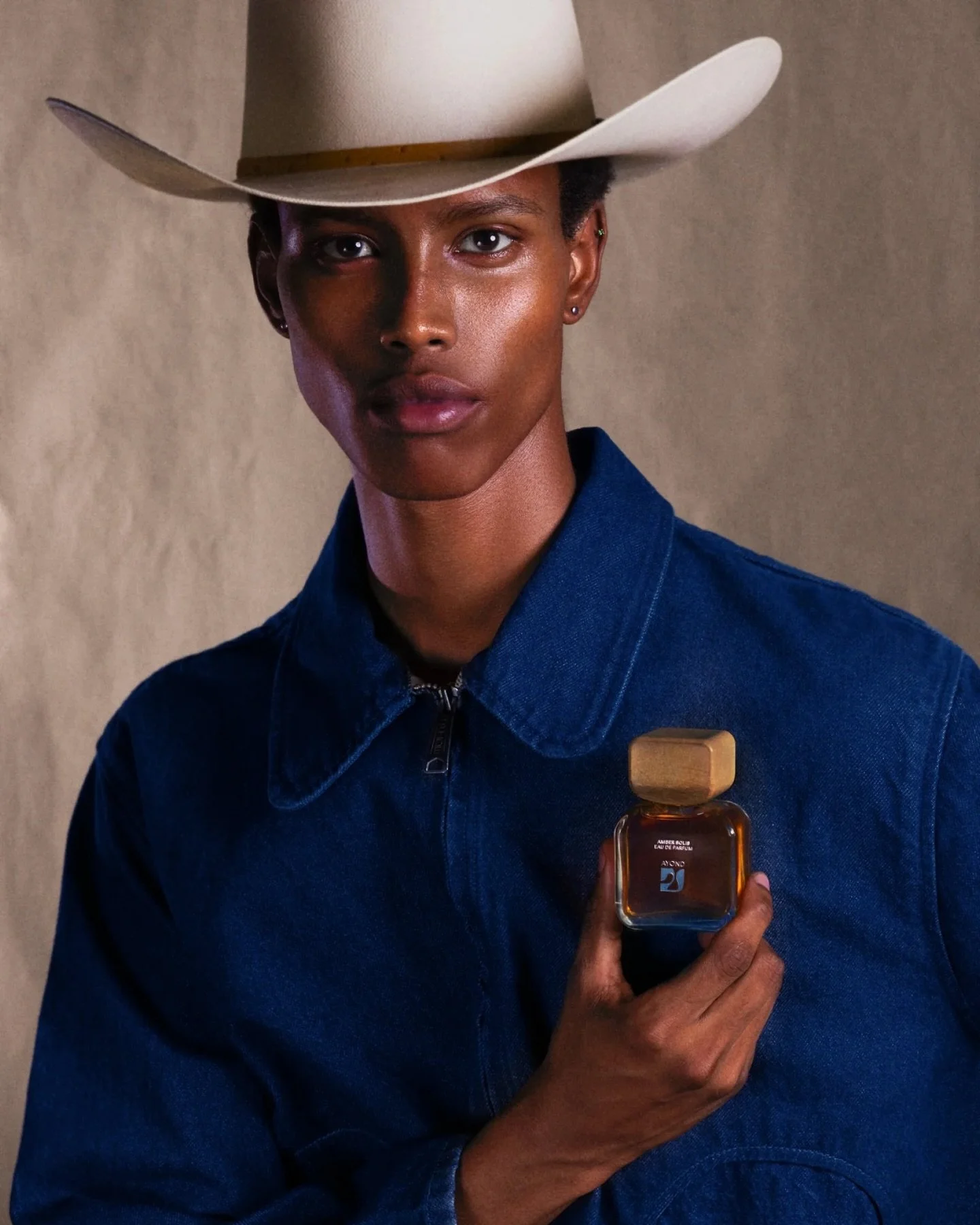 𝐀𝐘𝐎𝐍𝐃 𝐒𝐊𝐈𝐍𝐂𝐀𝐑𝐄 ⭐ 𝑬𝒓𝒊𝒄𝒌 𝑺𝒂𝒏𝒊𝒏𝒈𝒐 (@africancubism) for @_ayond_ 𝐄𝐚𝐮 𝐃𝐞 𝐏𝐚𝐫𝐟𝐮𝐦 #Online🧴

🫶 @visionlosangeles
ㅤ
#ErickSaningo #WilsonModels #Ayond #Fragrance