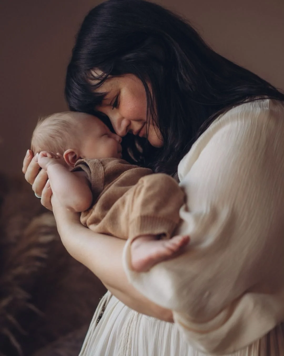 Es gibt diesen einen Moment, den ich jedes Mal sehe und den du selbst kaum bemerkst: Wie du dein Kind anschaust.

Dieses zarte, weiche L&auml;cheln, das nur f&uuml;r dein Baby existiert. Die Art, wie deine Augen warm werden. Wie deine Schultern sinke