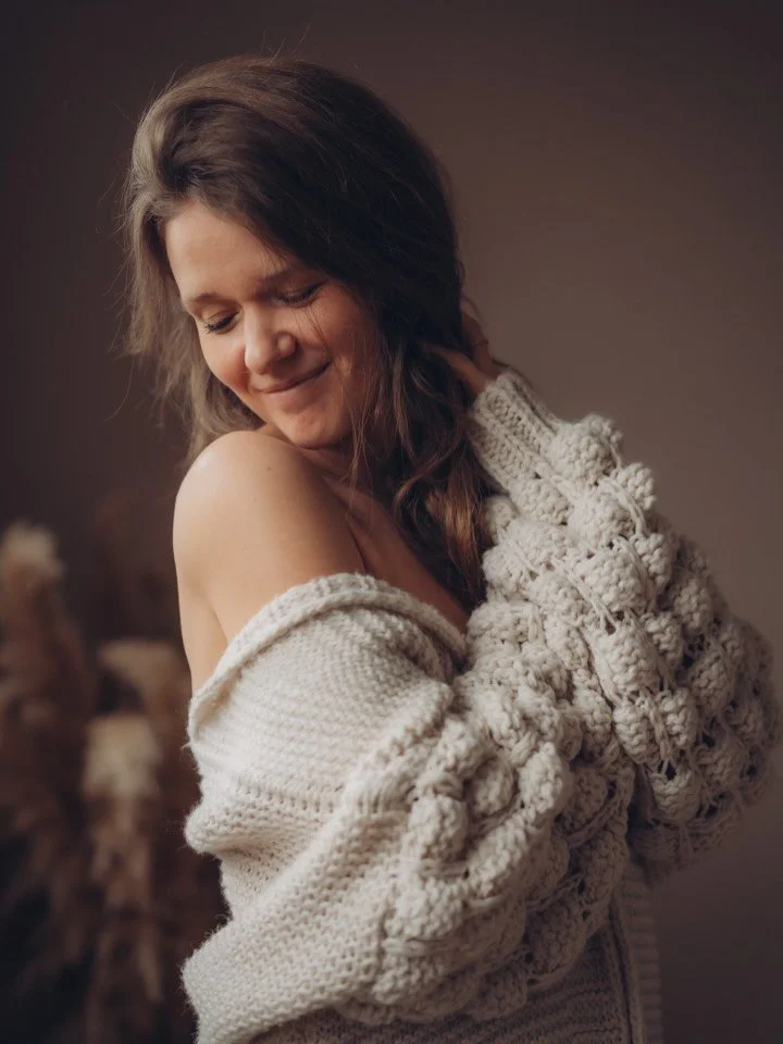 Hej, ich bin Maren.

Mama von zwei wundervollen Kindern, Fotografin und ein Mensch mit sehr viel Gef&uuml;hl f&uuml;r die kleinen Dinge.

Ich liebe warmes Licht, Wildblumen und Kinderl&ouml;ckchen. Ich laufe gern barfu&szlig; durch den Sommer, trage 