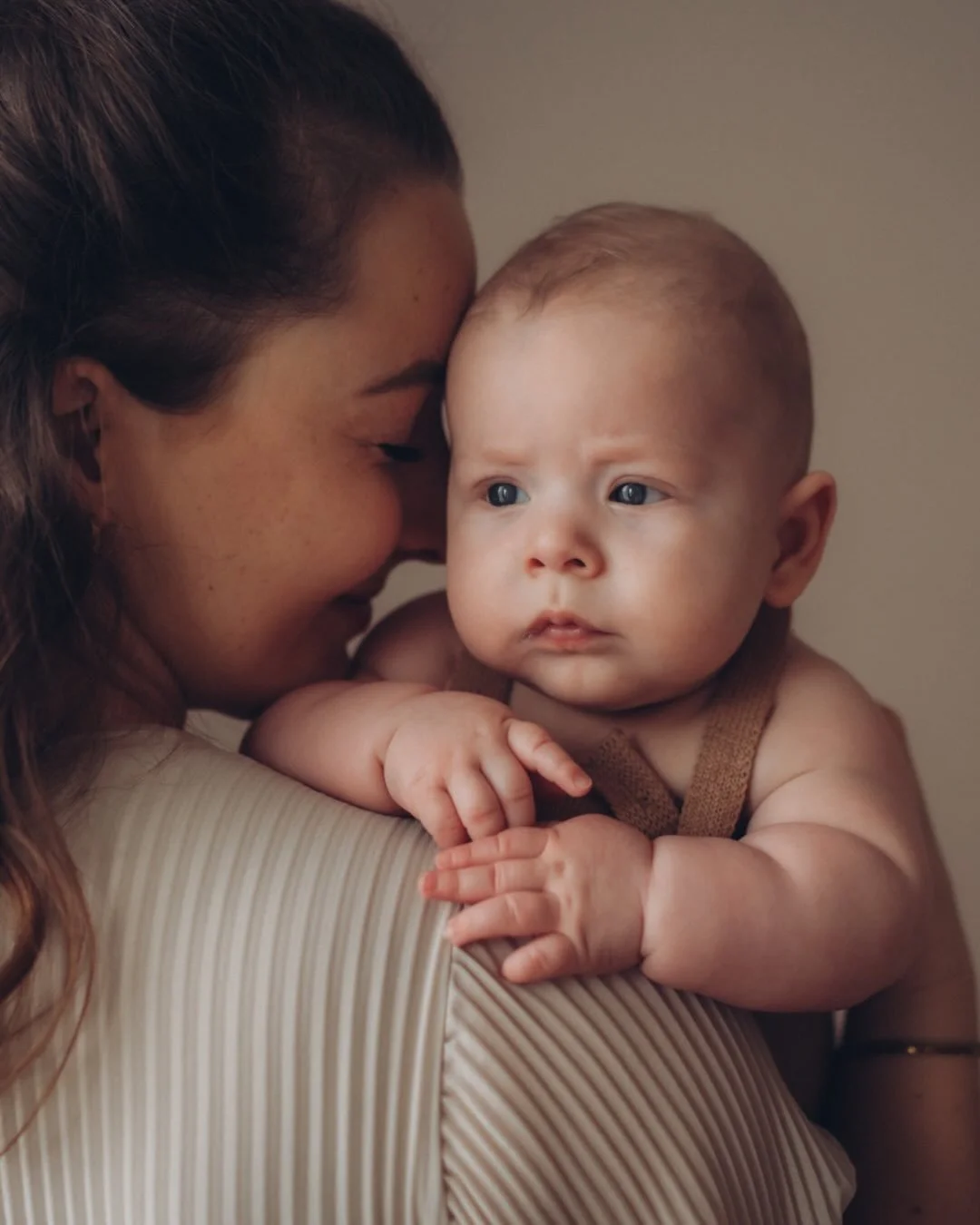 Dein Handy ist wahrscheinlich voller Babyfotos, richtig?

Die kleinen H&auml;nde. Das erste L&auml;cheln. Die winzigen F&uuml;&szlig;e.

Aber irgendwann merken viele Mamas, dass etwas fehlt.

Ein Bild von euch.

Die Art, wie dein Baby dich anschaut. 