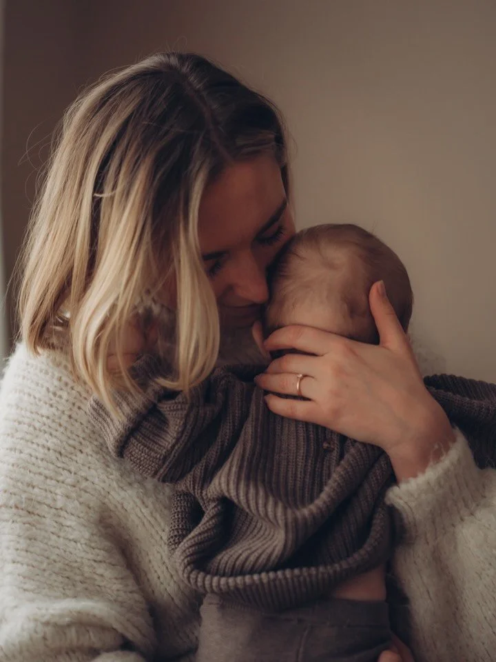 Sie kam mit ihrem Baby ins Atelier. 

Noch ein bisschen unsicher, ob das wirklich etwas f&uuml;r sie ist. Ob sie gut genug aussieht. Ob ihr Baby mitmacht. Ob sie &uuml;berhaupt wei&szlig;, was sie vor der Kamera machen soll.

Aber genau das muss sie 