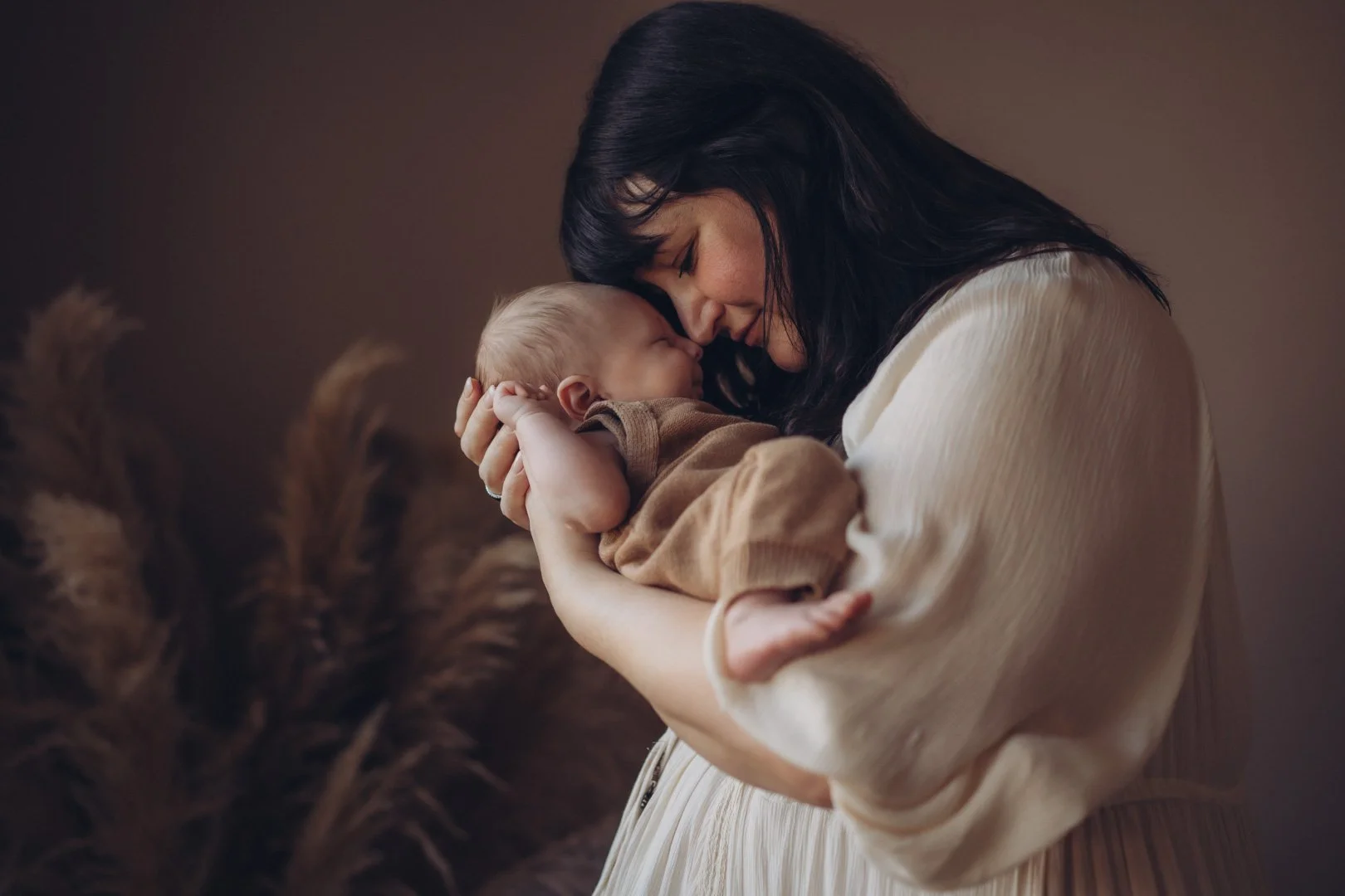 Newbornshooting zu Hause oder im Atelier – was passt besser zu dir?
