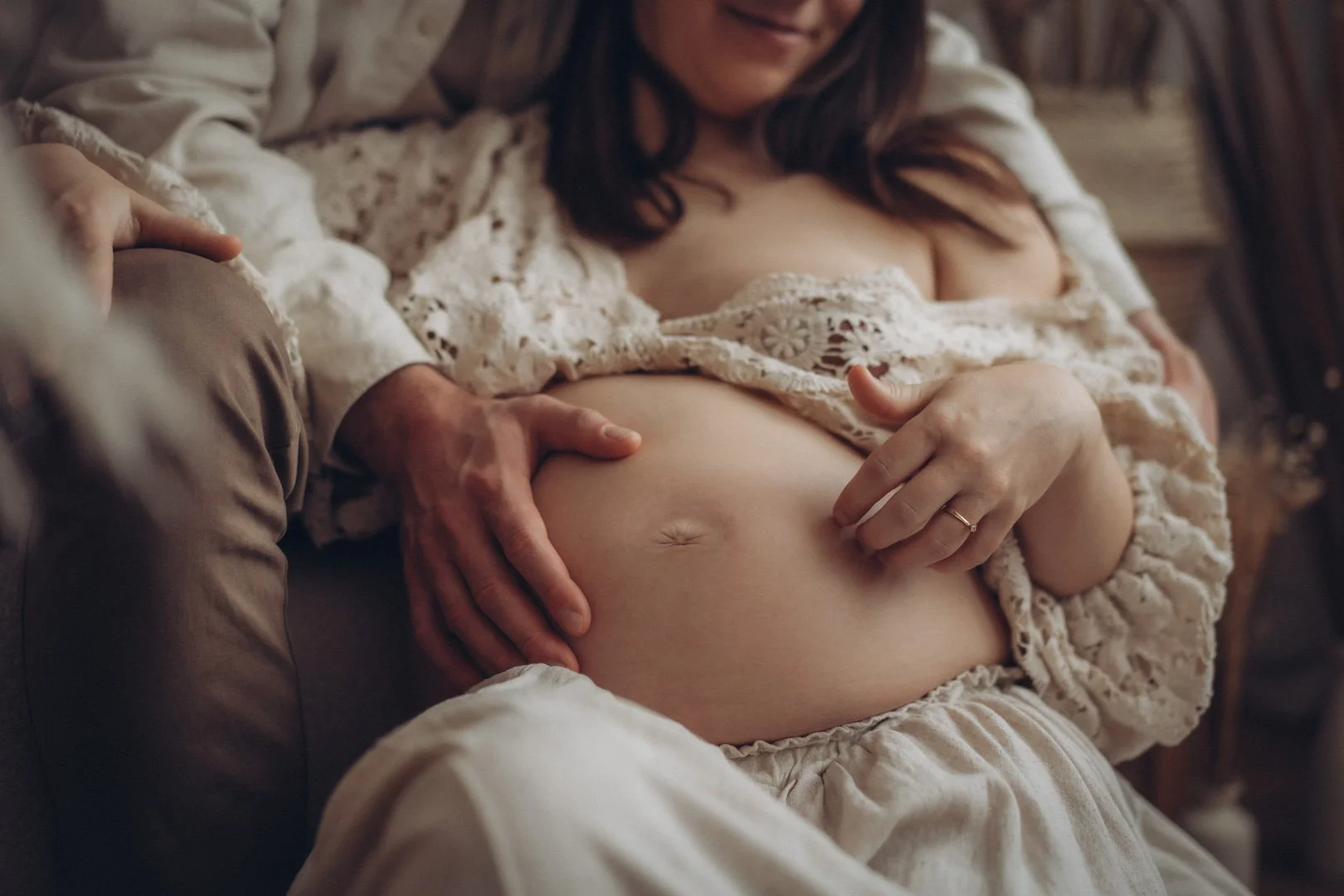 Schwangere streichelt liebevoll ihren Bauch.