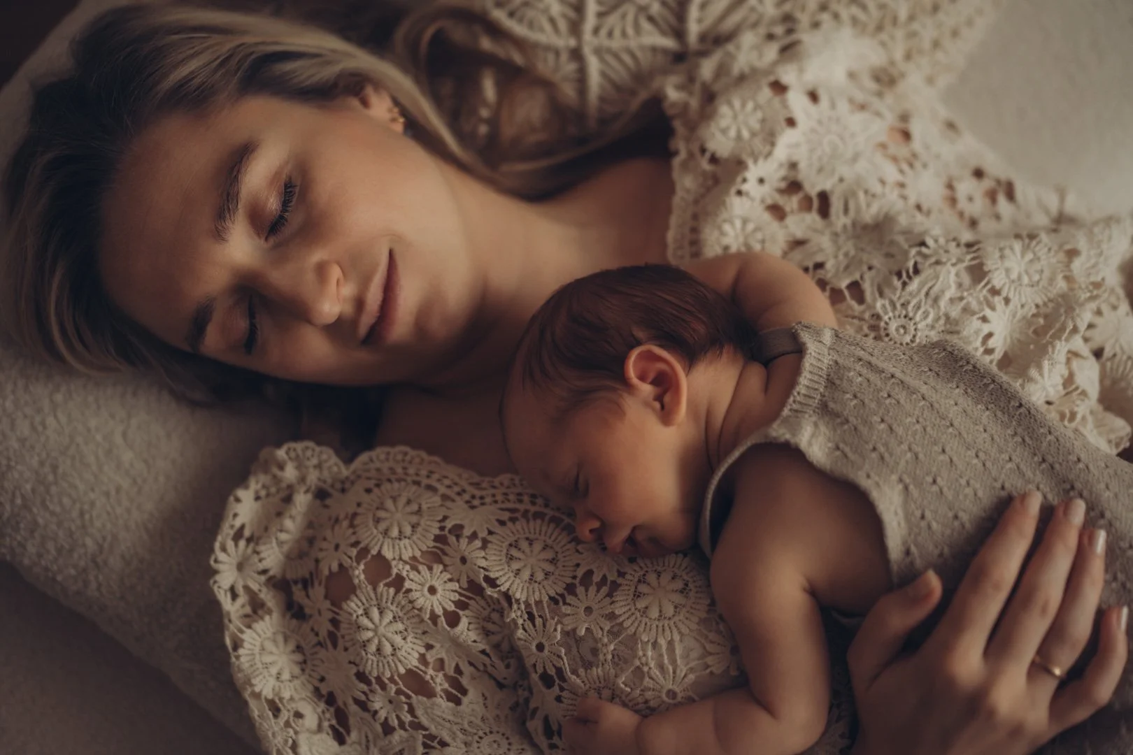 Inniger Moment zwischen Mama und Neugeborenem.