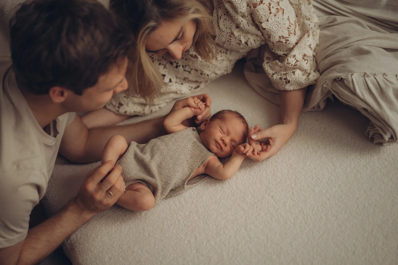 Schlafendes Baby auf Decke mit Eltern.