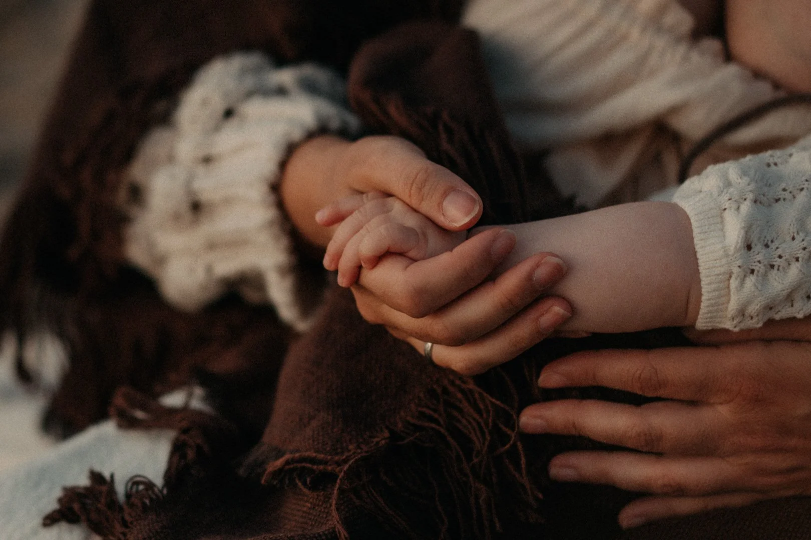 Mama hält die Hand ihres Babys