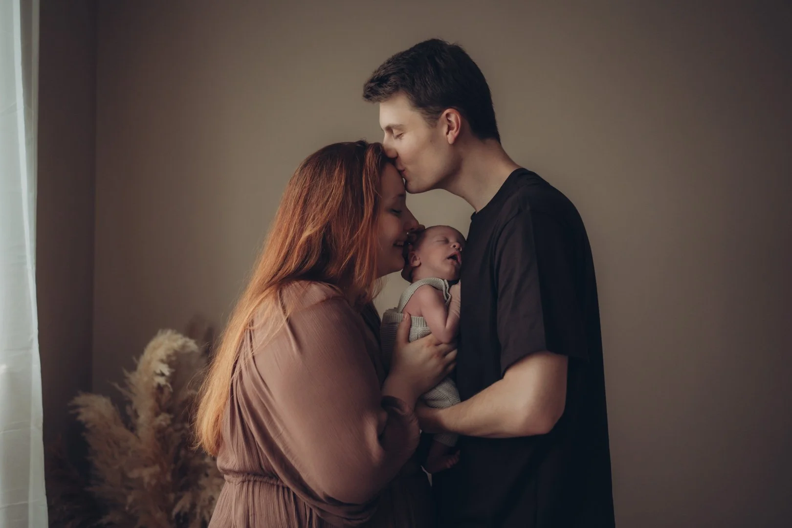 Eltern halten glücklich ihr neugeborenes Baby im Arm.